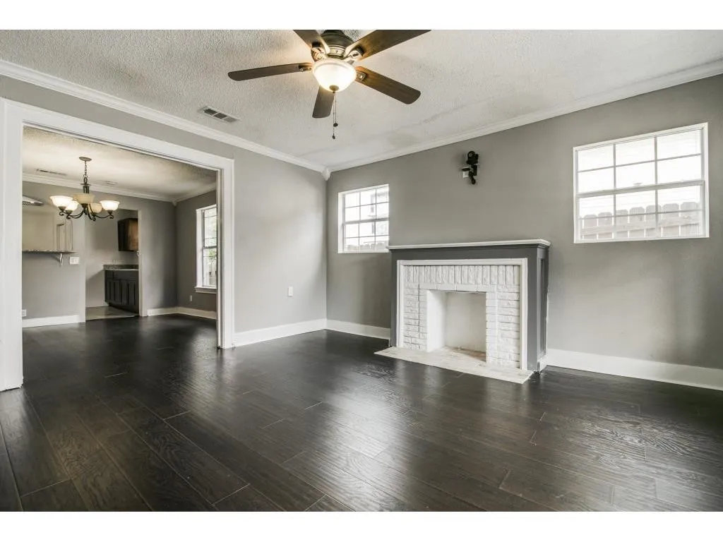 Single Family Residence For Sale in Dallas County , 126 Neches, Dallas, Texas 75208, 2 Bedroom, 1 Bathroom, Garage spaces, 912 Sqft, built in 1920, Preowned, mls#21233026, Real Estate Agent in Dallas, Homes For Sale in Dallas county, Homes For Sale in Dallas, Realtor in Dallas Texas, Real Estate Brokerage Independent Realty Texas, Luminita Cordes Realtor