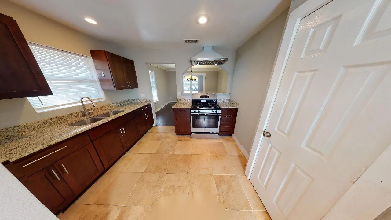 Single Family Residence For Sale in Dallas County , 126 Neches, Dallas, Texas 75208, 2 Bedroom, 1 Bathroom, Garage spaces, 912 Sqft, built in 1920, Preowned, mls#21233026, Real Estate Agent in Dallas, Homes For Sale in Dallas county, Homes For Sale in Dallas, Realtor in Dallas Texas, Real Estate Brokerage Independent Realty Texas, Luminita Cordes Realtor