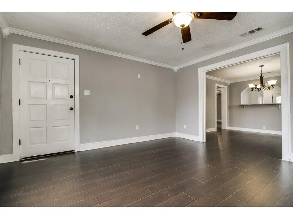 Single Family Residence For Sale in Dallas County , 126 Neches, Dallas, Texas 75208, 2 Bedroom, 1 Bathroom, Garage spaces, 912 Sqft, built in 1920, Preowned, mls#21233026, Real Estate Agent in Dallas, Homes For Sale in Dallas county, Homes For Sale in Dallas, Realtor in Dallas Texas, Real Estate Brokerage Independent Realty Texas, Luminita Cordes Realtor