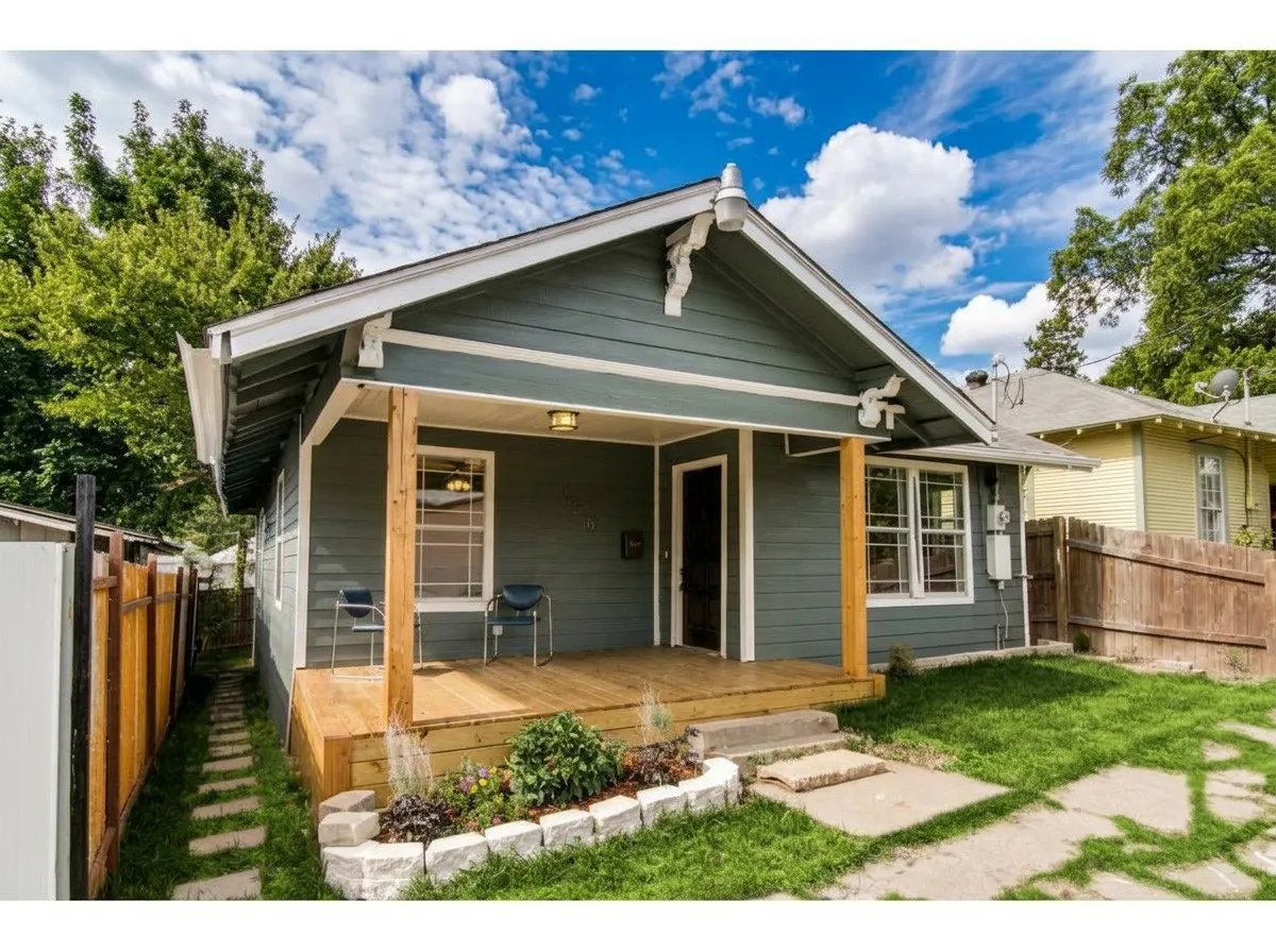 Single Family Residence For Sale in Dallas County , 126 Neches, Dallas, Texas 75208, 2 Bedroom, 1 Bathroom, Garage spaces, 912 Sqft, built in 1920, Preowned, mls#21233026, Real Estate Agent in Dallas, Homes For Sale in Dallas county, Homes For Sale in Dallas, Realtor in Dallas Texas, Real Estate Brokerage Independent Realty Texas, Luminita Cordes Realtor