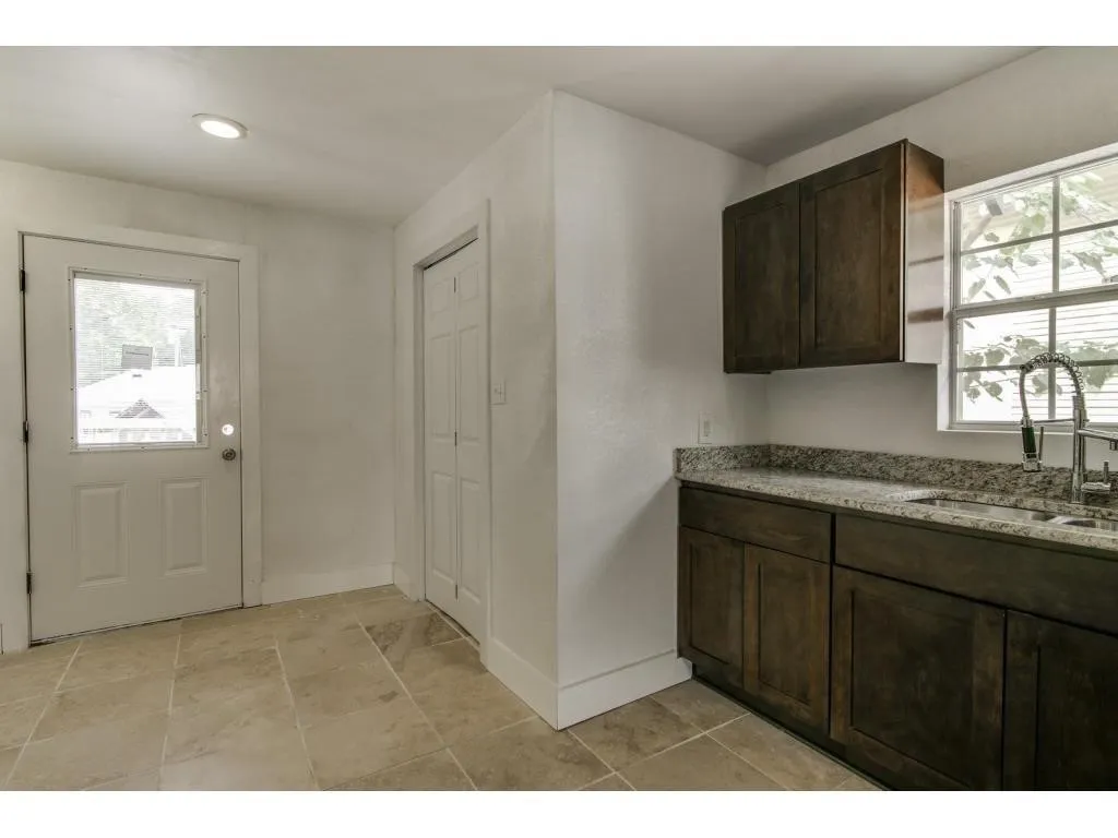 Single Family Residence For Sale in Dallas County , 126 Neches, Dallas, Texas 75208, 2 Bedroom, 1 Bathroom, Garage spaces, 912 Sqft, built in 1920, Preowned, mls#21233026, Real Estate Agent in Dallas, Homes For Sale in Dallas county, Homes For Sale in Dallas, Realtor in Dallas Texas, Real Estate Brokerage Independent Realty Texas, Luminita Cordes Realtor