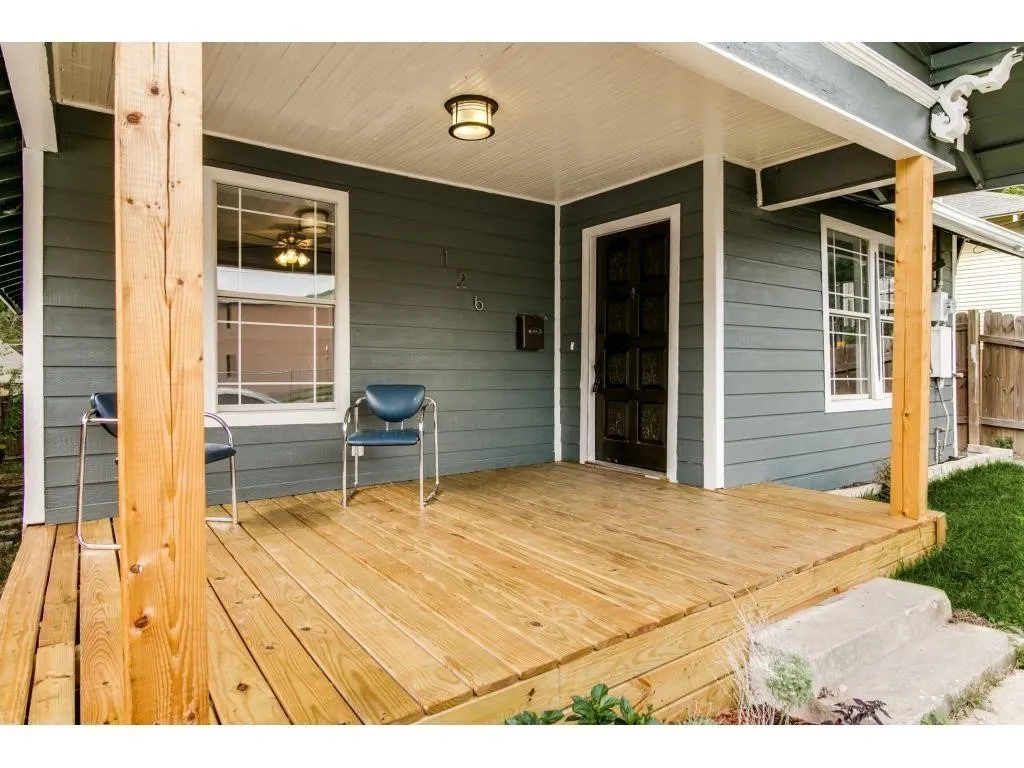 Single Family Residence For Sale in Dallas County , 126 Neches, Dallas, Texas 75208, 2 Bedroom, 1 Bathroom, Garage spaces, 912 Sqft, built in 1920, Preowned, mls#21233026, Real Estate Agent in Dallas, Homes For Sale in Dallas county, Homes For Sale in Dallas, Realtor in Dallas Texas, Real Estate Brokerage Independent Realty Texas, Luminita Cordes Realtor
