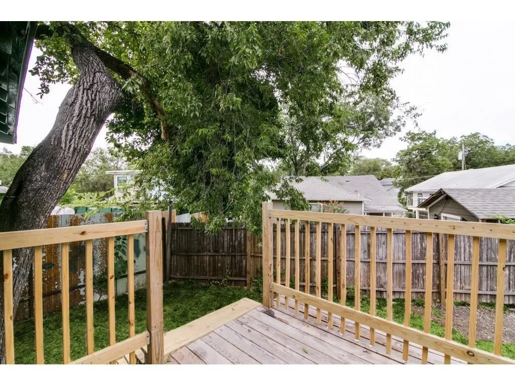 Single Family Residence For Sale in Dallas County , 126 Neches, Dallas, Texas 75208, 2 Bedroom, 1 Bathroom, Garage spaces, 912 Sqft, built in 1920, Preowned, mls#21233026, Real Estate Agent in Dallas, Homes For Sale in Dallas county, Homes For Sale in Dallas, Realtor in Dallas Texas, Real Estate Brokerage Independent Realty Texas, Luminita Cordes Realtor