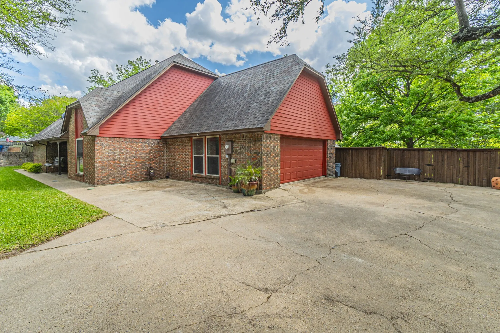 Single Family Residence For Sale in Dallas County , 127 Nicklaus Nook, Lancaster, Texas 75146, 4 Bedroom, 3 Bathroom, 2 Garage spaces, 2,793 Sqft, built in 1980, mls#21235632, Real Estate Agent in Lancaster, Homes For Sale in Dallas county, Homes For Sale in Lancaster, Realtor in Lancaster Texas, Real Estate Brokerage Independent Realty Texas, Luminita Cordes Realtor
