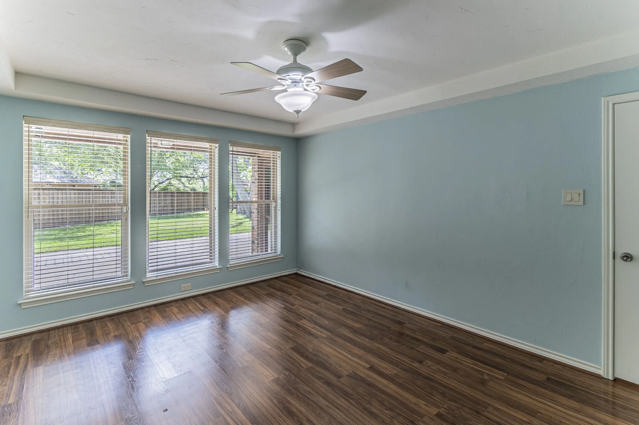 Empty room featuring dark wood-style floors and ceiling fan
