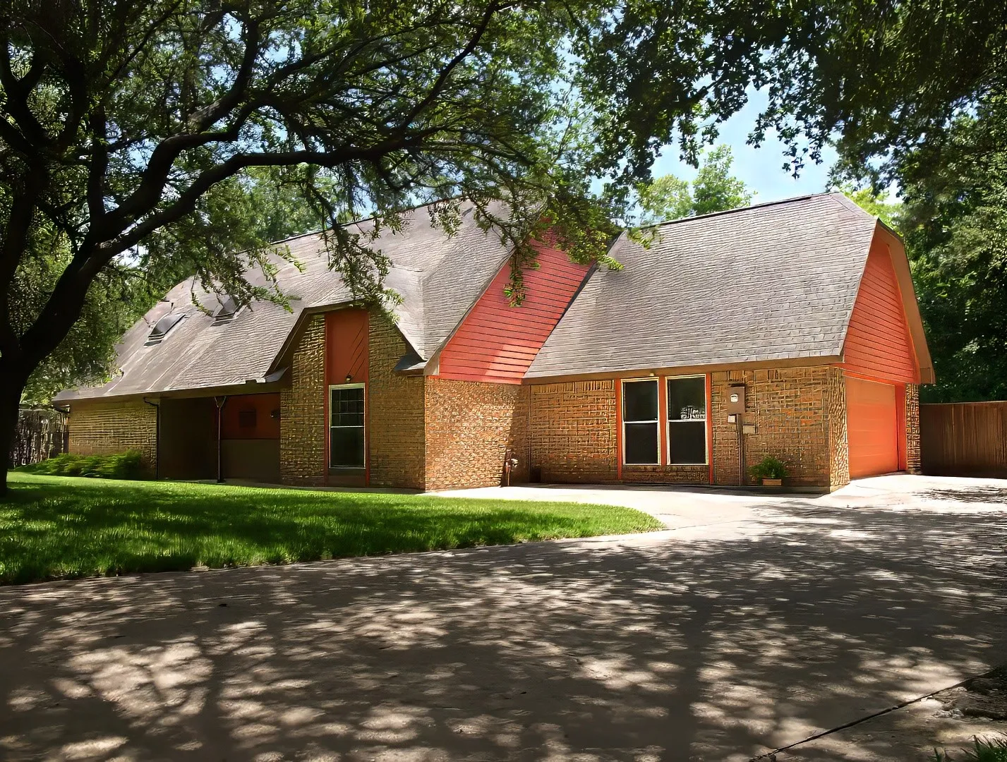 Single Family Residence For Sale in Dallas County , 127 Nicklaus Nook, Lancaster, Texas 75146, 4 Bedroom, 3 Bathroom, 2 Garage spaces, 2,793 Sqft, built in 1980, mls#21235632, Real Estate Agent in Lancaster, Homes For Sale in Dallas county, Homes For Sale in Lancaster, Realtor in Lancaster Texas, Real Estate Brokerage Independent Realty Texas, Luminita Cordes Realtor