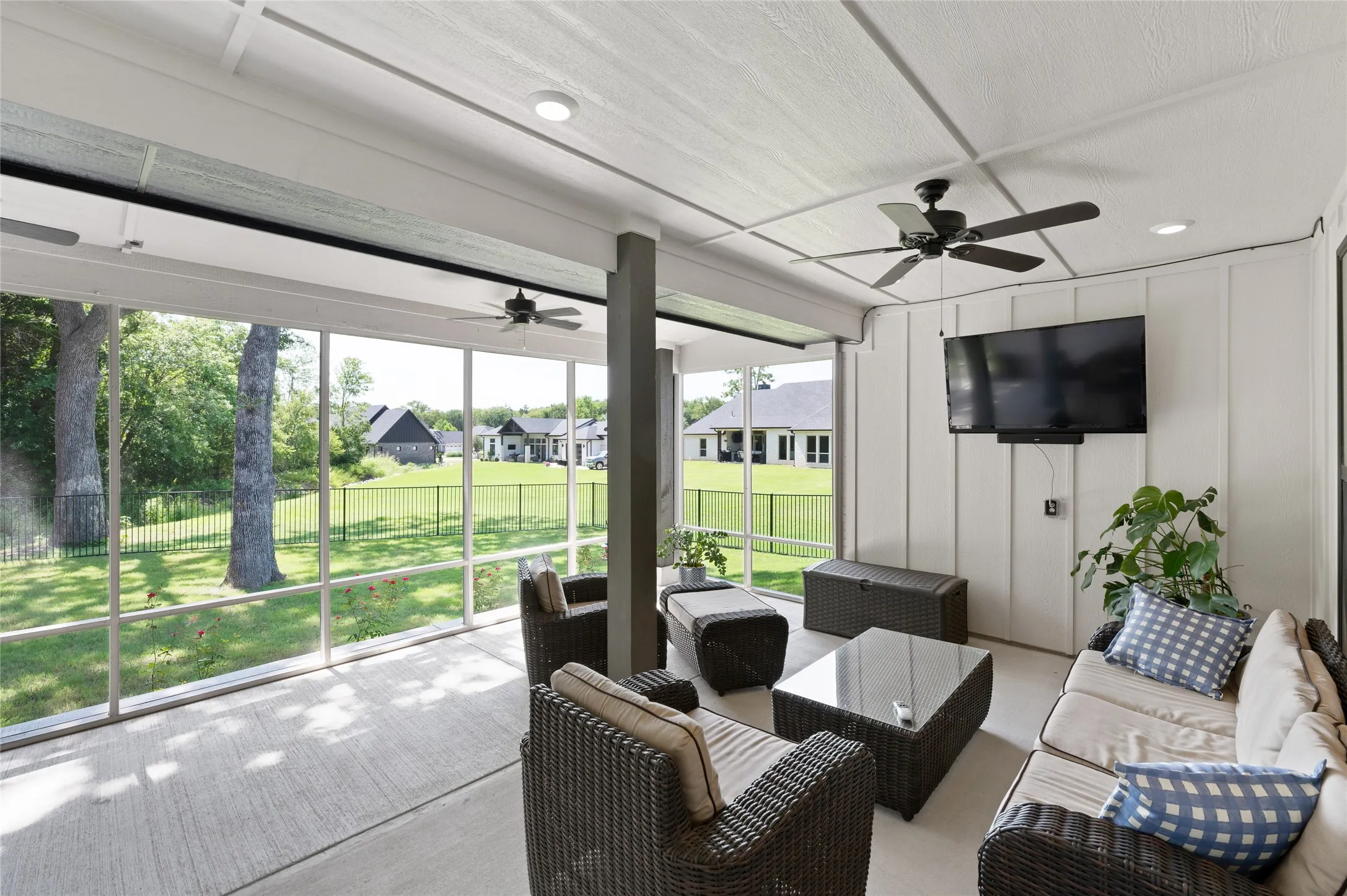 Single Family Residence For Sale in Grayson County , 160 Bent Oak Drive, Pottsboro, Texas 75076, 4 Bedroom, 4 Bathroom, 2 Garage spaces, 2,639 Sqft, built in 2023, Preowned, mls#21235888, Real Estate Agent in Pottsboro, Homes For Sale in Grayson county, Homes For Sale in Pottsboro, Realtor in Pottsboro Texas, Real Estate Brokerage Independent Realty Texas, Luminita Cordes Realtor