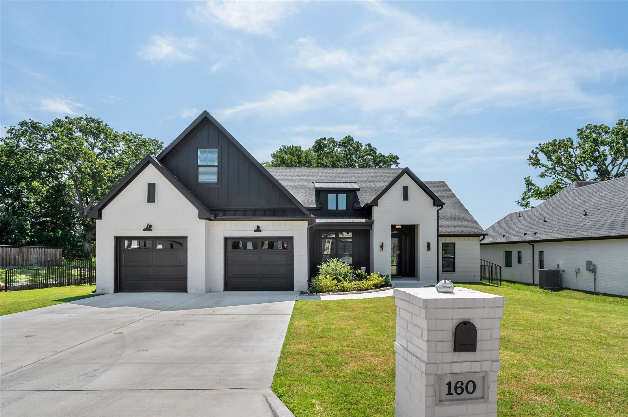 Single Family Residence For Sale in Grayson County , 160 Bent Oak Drive, Pottsboro, Texas 75076, 4 Bedroom, 4 Bathroom, 2 Garage spaces, 2,639 Sqft, built in 2023, Preowned, mls#21235888, Real Estate Agent in Pottsboro, Homes For Sale in Grayson county, Homes For Sale in Pottsboro, Realtor in Pottsboro Texas, Real Estate Brokerage Independent Realty Texas, Luminita Cordes Realtor
