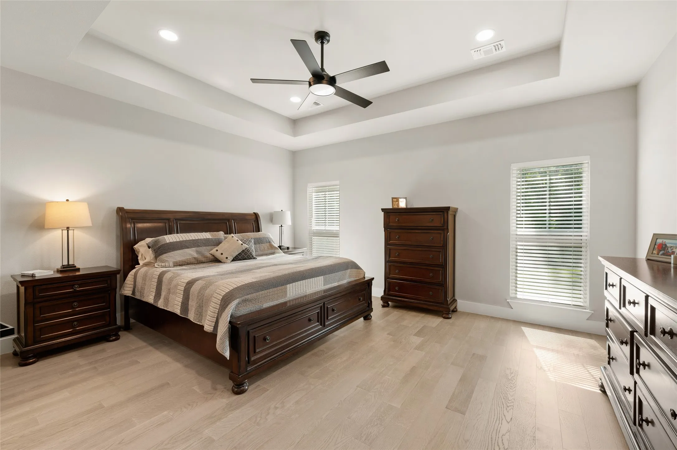 Single Family Residence For Sale in Grayson County , 160 Bent Oak Drive, Pottsboro, Texas 75076, 4 Bedroom, 4 Bathroom, 2 Garage spaces, 2,639 Sqft, built in 2023, Preowned, mls#21235888, Real Estate Agent in Pottsboro, Homes For Sale in Grayson county, Homes For Sale in Pottsboro, Realtor in Pottsboro Texas, Real Estate Brokerage Independent Realty Texas, Luminita Cordes Realtor