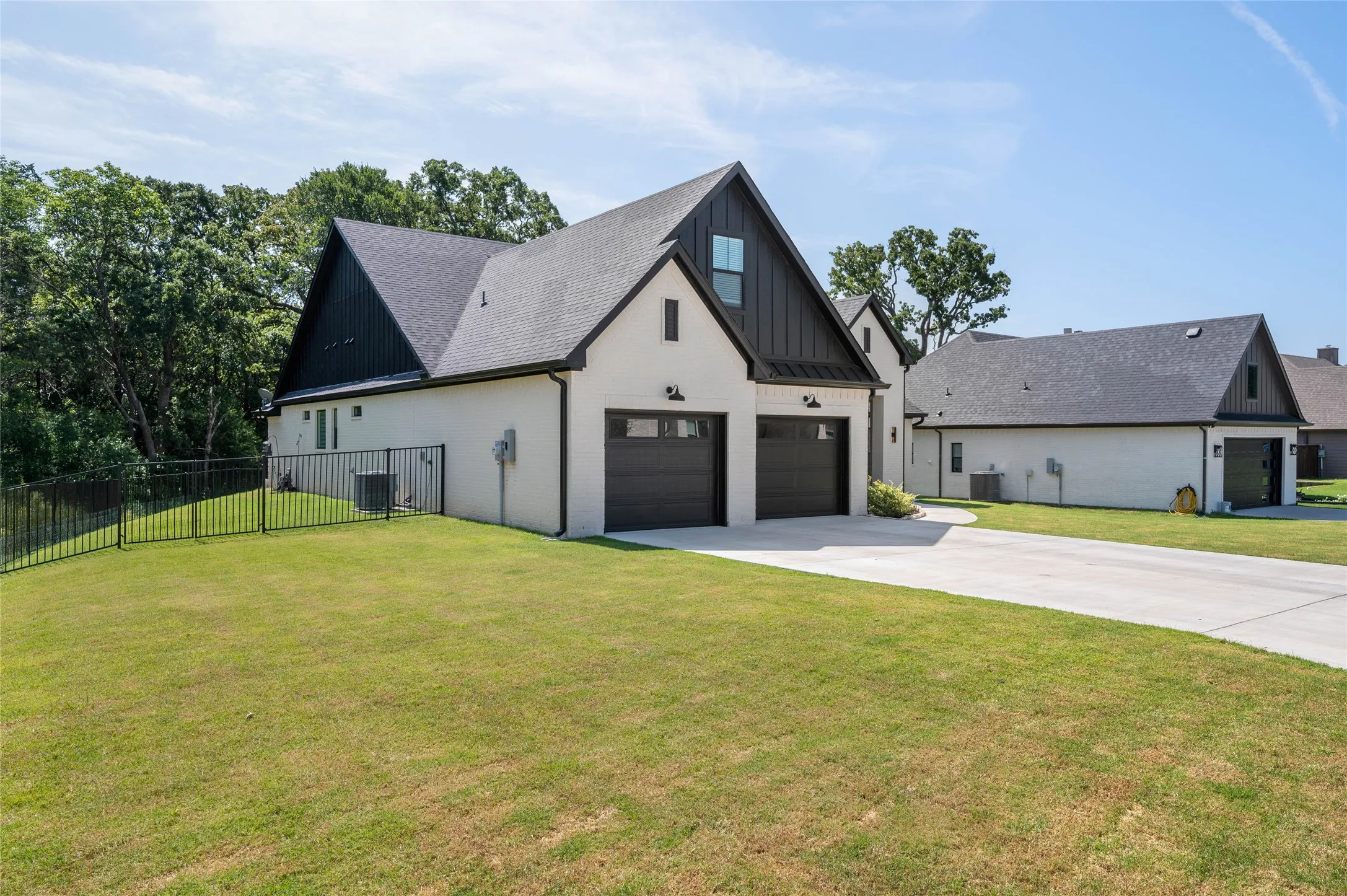 Single Family Residence For Sale in Grayson County , 160 Bent Oak Drive, Pottsboro, Texas 75076, 4 Bedroom, 4 Bathroom, 2 Garage spaces, 2,639 Sqft, built in 2023, Preowned, mls#21235888, Real Estate Agent in Pottsboro, Homes For Sale in Grayson county, Homes For Sale in Pottsboro, Realtor in Pottsboro Texas, Real Estate Brokerage Independent Realty Texas, Luminita Cordes Realtor
