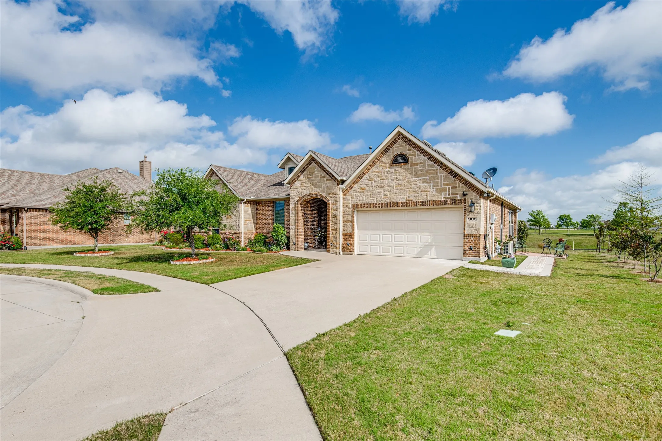 Single Family Residence For Sale in Collin County , 902 Saint Matthew Circle, Royse City, Texas 75189, 3 Bedroom, 3 Bathroom, 2 Garage spaces, 2,354 Sqft, built in 2015, Preowned, mls#21234456, Real Estate Agent in Royse City, Homes For Sale in Collin county, Homes For Sale in Royse City, Realtor in Royse City Texas, Real Estate Brokerage Independent Realty Texas, Luminita Cordes Realtor