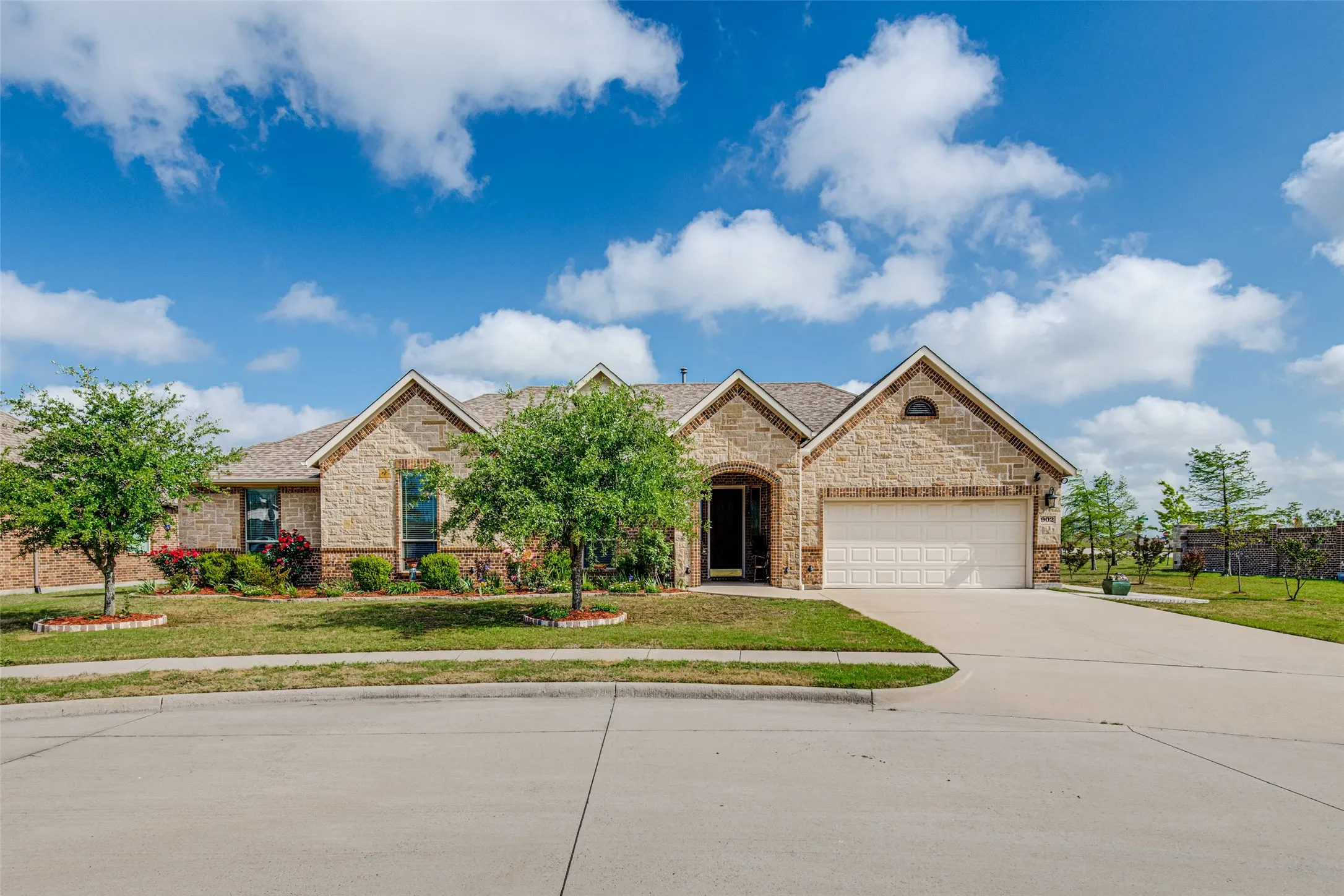 Single Family Residence For Sale in Collin County , 902 Saint Matthew Circle, Royse City, Texas 75189, 3 Bedroom, 3 Bathroom, 2 Garage spaces, 2,354 Sqft, built in 2015, Preowned, mls#21234456, Real Estate Agent in Royse City, Homes For Sale in Collin county, Homes For Sale in Royse City, Realtor in Royse City Texas, Real Estate Brokerage Independent Realty Texas, Luminita Cordes Realtor