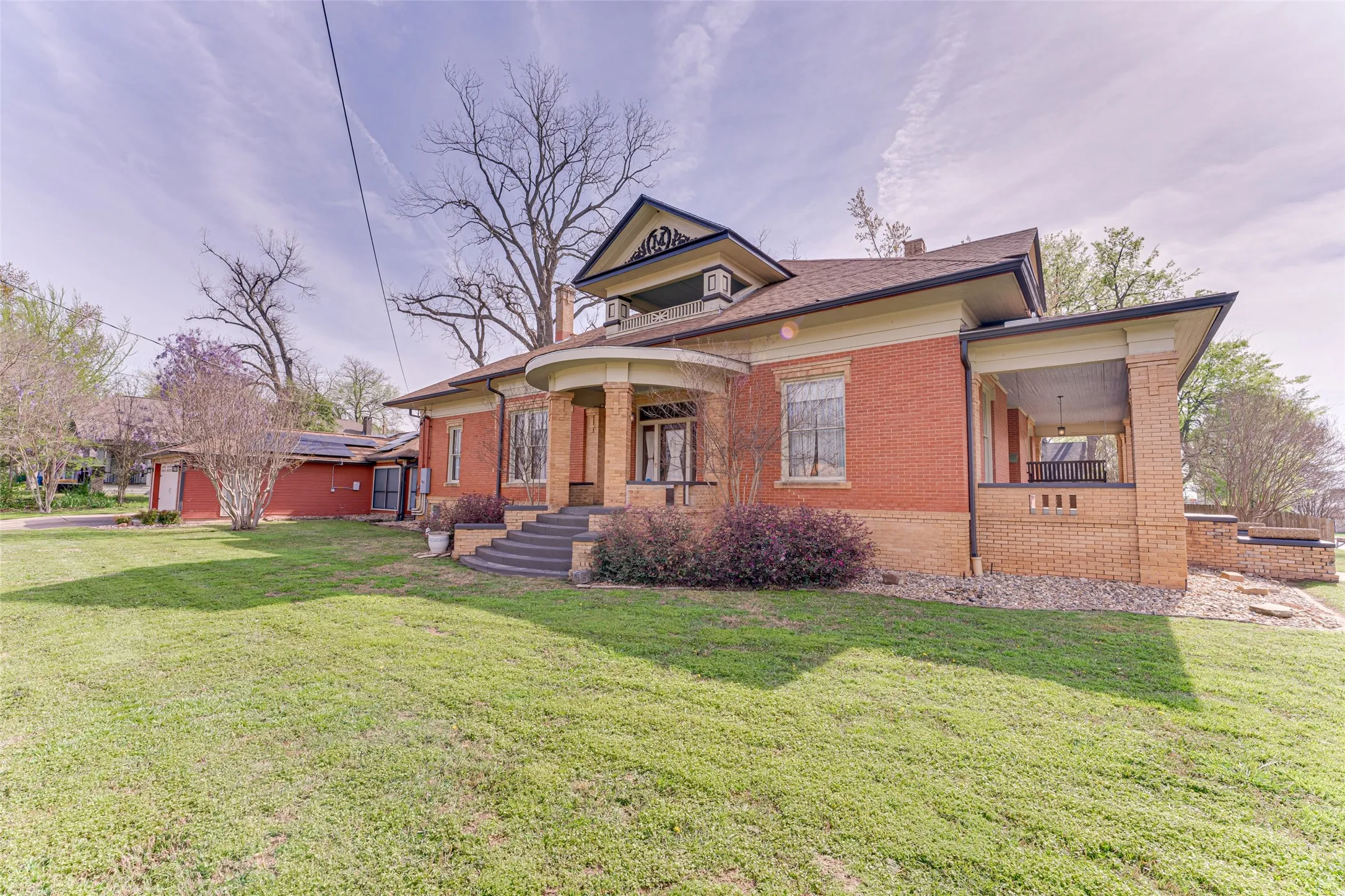 Single Family Residence For Sale in Wood County , 210 W Elm Street, Winnsboro, Texas 75494, 5 Bedroom, 4 Bathroom, 2 Garage spaces, 4,411 Sqft, built in 1913, mls#21235287, Real Estate Agent in Winnsboro, Homes For Sale in Wood county, Homes For Sale in Winnsboro, Realtor in Winnsboro Texas, Real Estate Brokerage Independent Realty Texas, Luminita Cordes Realtor