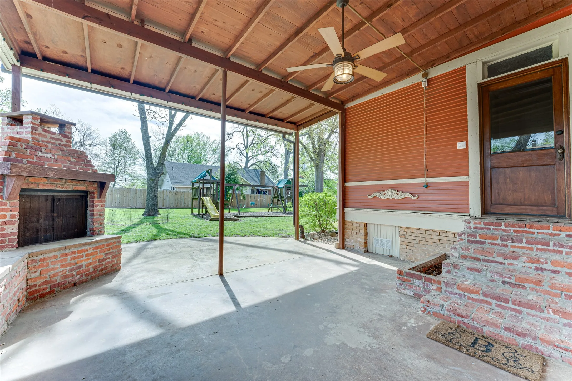 Single Family Residence For Sale in Wood County , 210 W Elm Street, Winnsboro, Texas 75494, 5 Bedroom, 4 Bathroom, 2 Garage spaces, 4,411 Sqft, built in 1913, mls#21235287, Real Estate Agent in Winnsboro, Homes For Sale in Wood county, Homes For Sale in Winnsboro, Realtor in Winnsboro Texas, Real Estate Brokerage Independent Realty Texas, Luminita Cordes Realtor