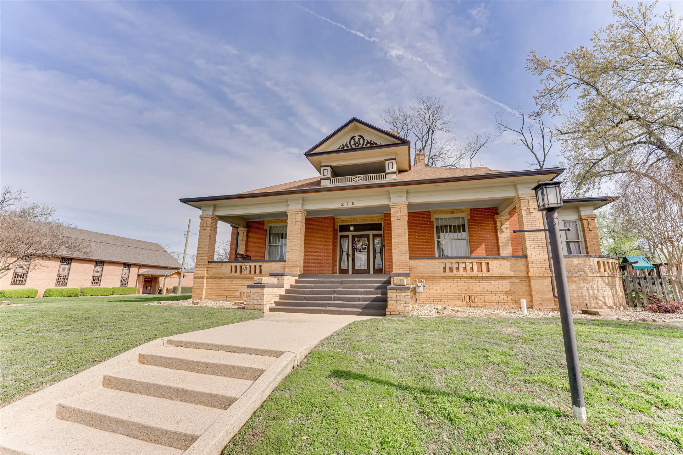 Single Family Residence For Sale in Wood County , 210 W Elm Street, Winnsboro, Texas 75494, 5 Bedroom, 4 Bathroom, 2 Garage spaces, 4,411 Sqft, built in 1913, mls#21235287, Real Estate Agent in Winnsboro, Homes For Sale in Wood county, Homes For Sale in Winnsboro, Realtor in Winnsboro Texas, Real Estate Brokerage Independent Realty Texas, Luminita Cordes Realtor