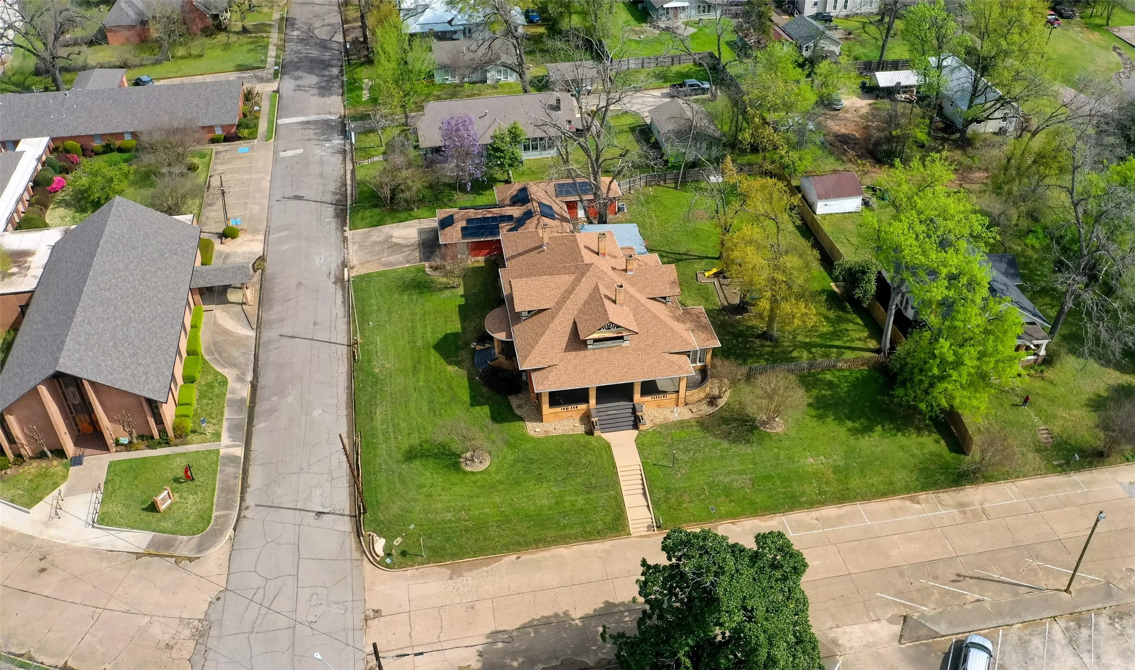 Single Family Residence For Sale in Wood County , 210 W Elm Street, Winnsboro, Texas 75494, 5 Bedroom, 4 Bathroom, 2 Garage spaces, 4,411 Sqft, built in 1913, mls#21235287, Real Estate Agent in Winnsboro, Homes For Sale in Wood county, Homes For Sale in Winnsboro, Realtor in Winnsboro Texas, Real Estate Brokerage Independent Realty Texas, Luminita Cordes Realtor