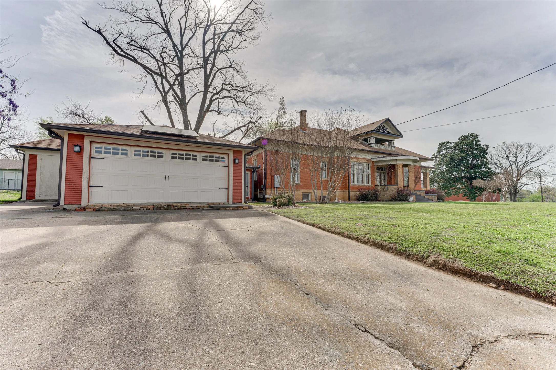 Single Family Residence For Sale in Wood County , 210 W Elm Street, Winnsboro, Texas 75494, 5 Bedroom, 4 Bathroom, 2 Garage spaces, 4,411 Sqft, built in 1913, mls#21235287, Real Estate Agent in Winnsboro, Homes For Sale in Wood county, Homes For Sale in Winnsboro, Realtor in Winnsboro Texas, Real Estate Brokerage Independent Realty Texas, Luminita Cordes Realtor