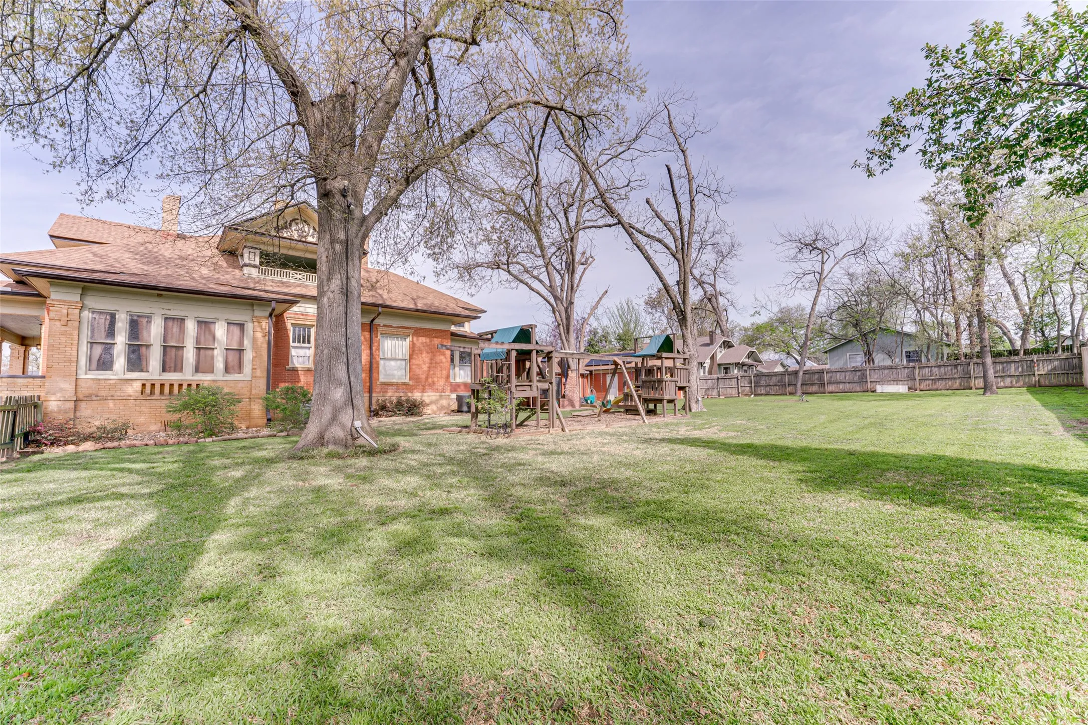 Single Family Residence For Sale in Wood County , 210 W Elm Street, Winnsboro, Texas 75494, 5 Bedroom, 4 Bathroom, 2 Garage spaces, 4,411 Sqft, built in 1913, mls#21235287, Real Estate Agent in Winnsboro, Homes For Sale in Wood county, Homes For Sale in Winnsboro, Realtor in Winnsboro Texas, Real Estate Brokerage Independent Realty Texas, Luminita Cordes Realtor