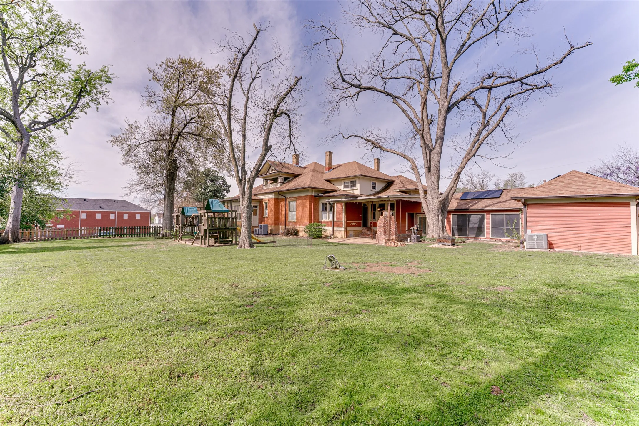 Single Family Residence For Sale in Wood County , 210 W Elm Street, Winnsboro, Texas 75494, 5 Bedroom, 4 Bathroom, 2 Garage spaces, 4,411 Sqft, built in 1913, mls#21235287, Real Estate Agent in Winnsboro, Homes For Sale in Wood county, Homes For Sale in Winnsboro, Realtor in Winnsboro Texas, Real Estate Brokerage Independent Realty Texas, Luminita Cordes Realtor