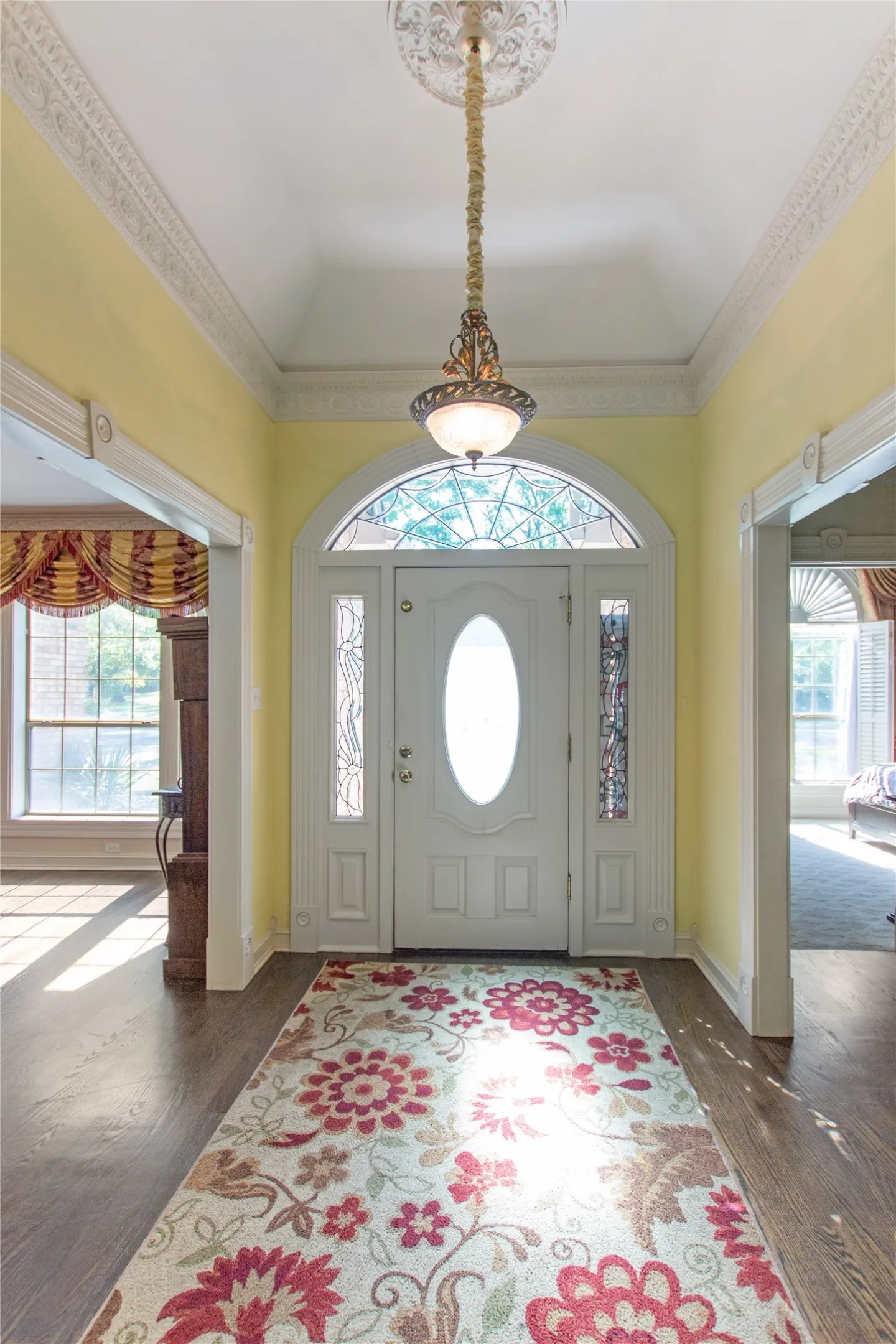 Single Family Residence For Sale in Smith County , 6609 Hollytree Circle, Tyler, Texas 75703, 4 Bedroom, 3 Bathroom, 2 Garage spaces, 3,584 Sqft, built in 1989, Preowned, Price $535,000, mls#21235266, Real Estate Agent in Tyler, Homes For Sale in Smith county, Homes For Sale in Tyler, Realtor in Tyler Texas, Real Estate Brokerage Independent Realty Texas, Luminita Cordes Realtor