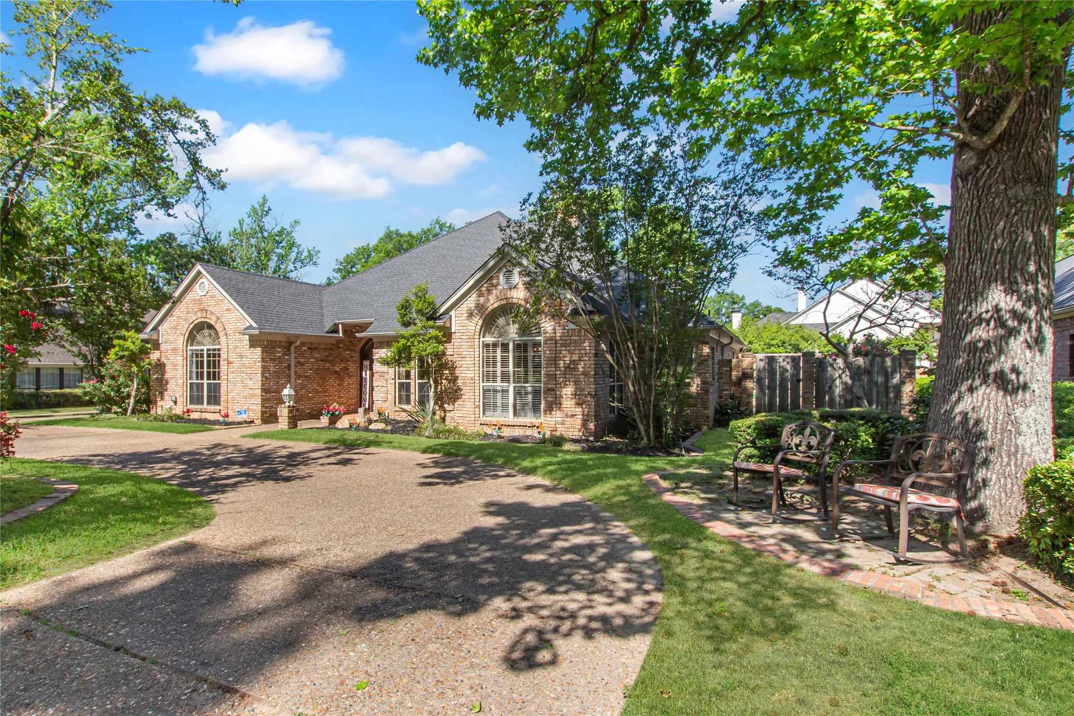 Single Family Residence For Sale in Smith County , 6609 Hollytree Circle, Tyler, Texas 75703, 4 Bedroom, 3 Bathroom, 2 Garage spaces, 3,584 Sqft, built in 1989, Preowned, Price $535,000, mls#21235266, Real Estate Agent in Tyler, Homes For Sale in Smith county, Homes For Sale in Tyler, Realtor in Tyler Texas, Real Estate Brokerage Independent Realty Texas, Luminita Cordes Realtor