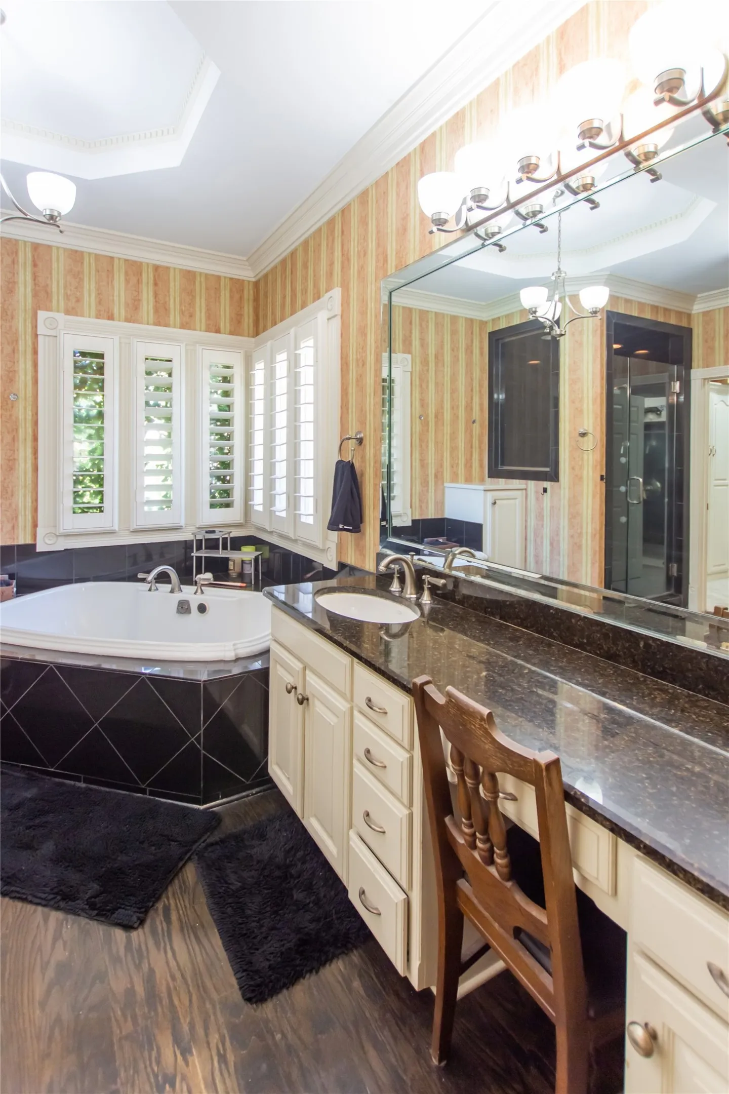 Single Family Residence For Sale in Smith County , 6609 Hollytree Circle, Tyler, Texas 75703, 4 Bedroom, 3 Bathroom, 2 Garage spaces, 3,584 Sqft, built in 1989, Preowned, Price $535,000, mls#21235266, Real Estate Agent in Tyler, Homes For Sale in Smith county, Homes For Sale in Tyler, Realtor in Tyler Texas, Real Estate Brokerage Independent Realty Texas, Luminita Cordes Realtor