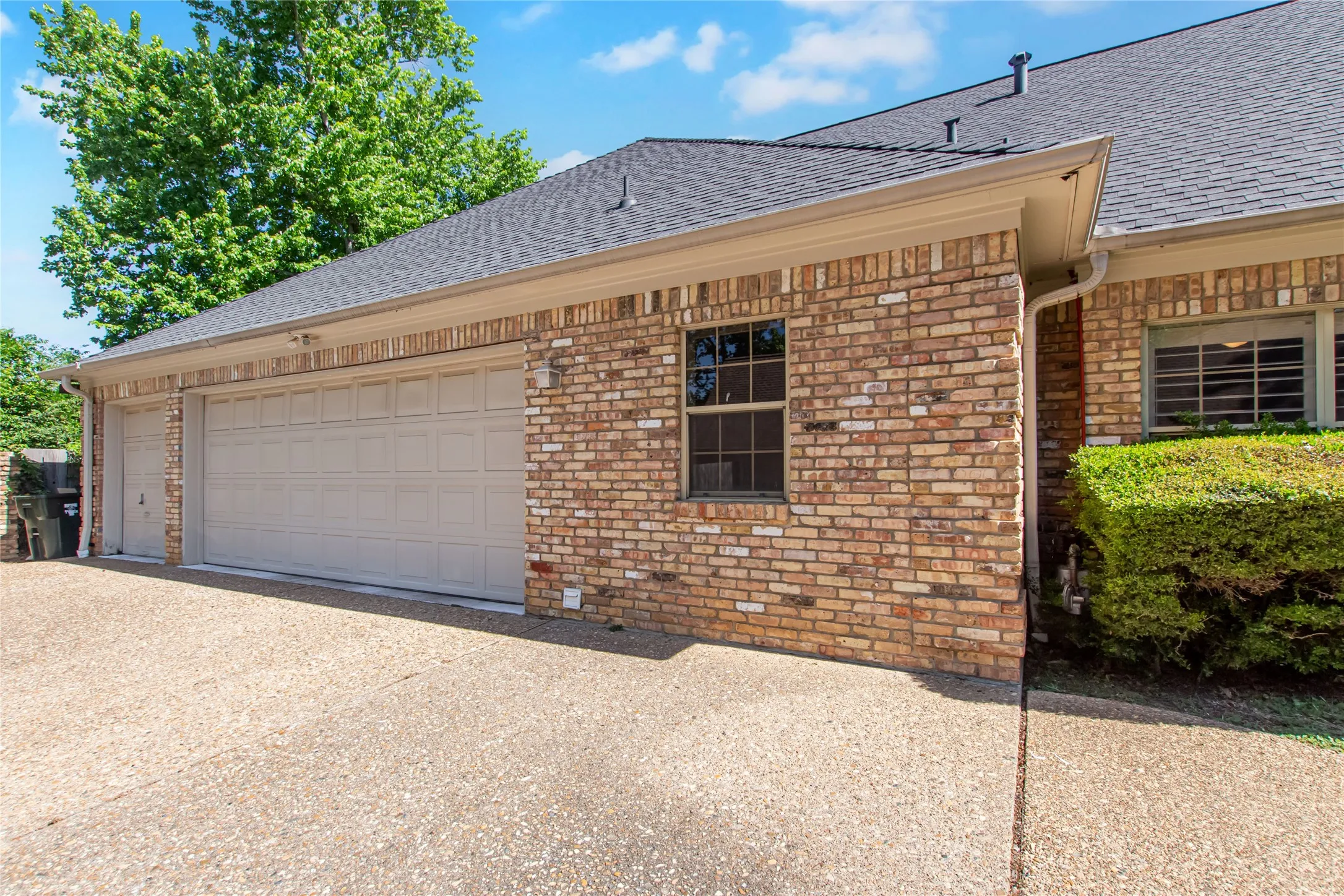 Single Family Residence For Sale in Smith County , 6609 Hollytree Circle, Tyler, Texas 75703, 4 Bedroom, 3 Bathroom, 2 Garage spaces, 3,584 Sqft, built in 1989, Preowned, Price $535,000, mls#21235266, Real Estate Agent in Tyler, Homes For Sale in Smith county, Homes For Sale in Tyler, Realtor in Tyler Texas, Real Estate Brokerage Independent Realty Texas, Luminita Cordes Realtor