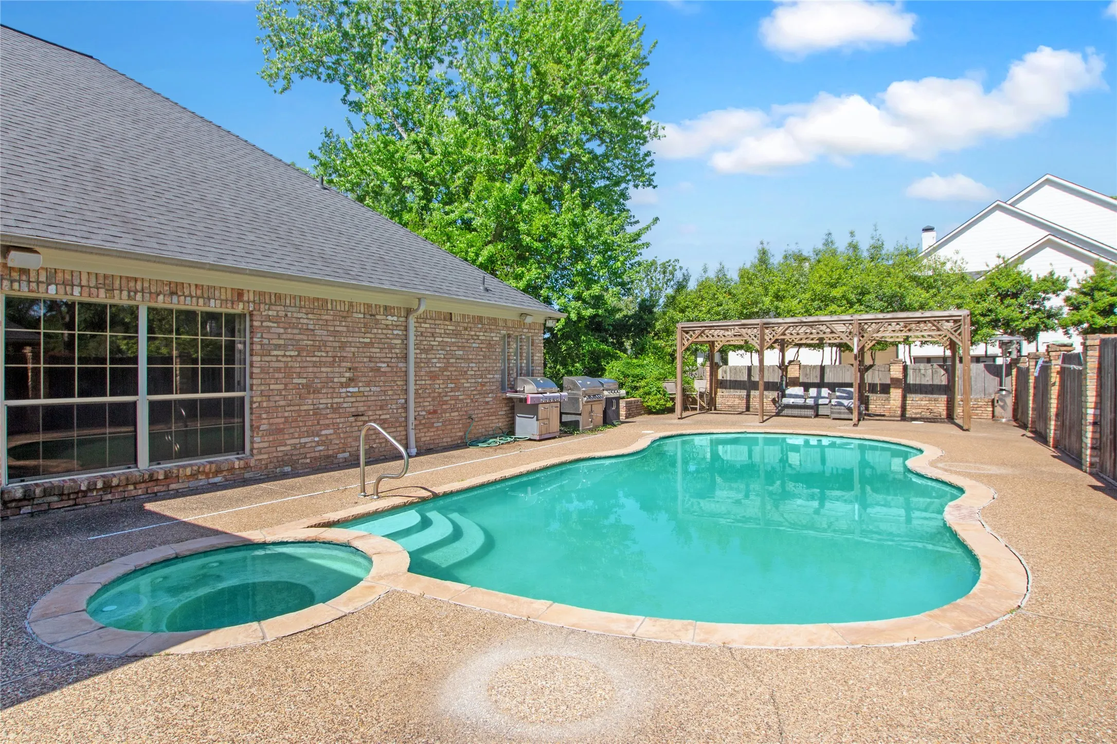 Single Family Residence For Sale in Smith County , 6609 Hollytree Circle, Tyler, Texas 75703, 4 Bedroom, 3 Bathroom, 2 Garage spaces, 3,584 Sqft, built in 1989, Preowned, Price $535,000, mls#21235266, Real Estate Agent in Tyler, Homes For Sale in Smith county, Homes For Sale in Tyler, Realtor in Tyler Texas, Real Estate Brokerage Independent Realty Texas, Luminita Cordes Realtor