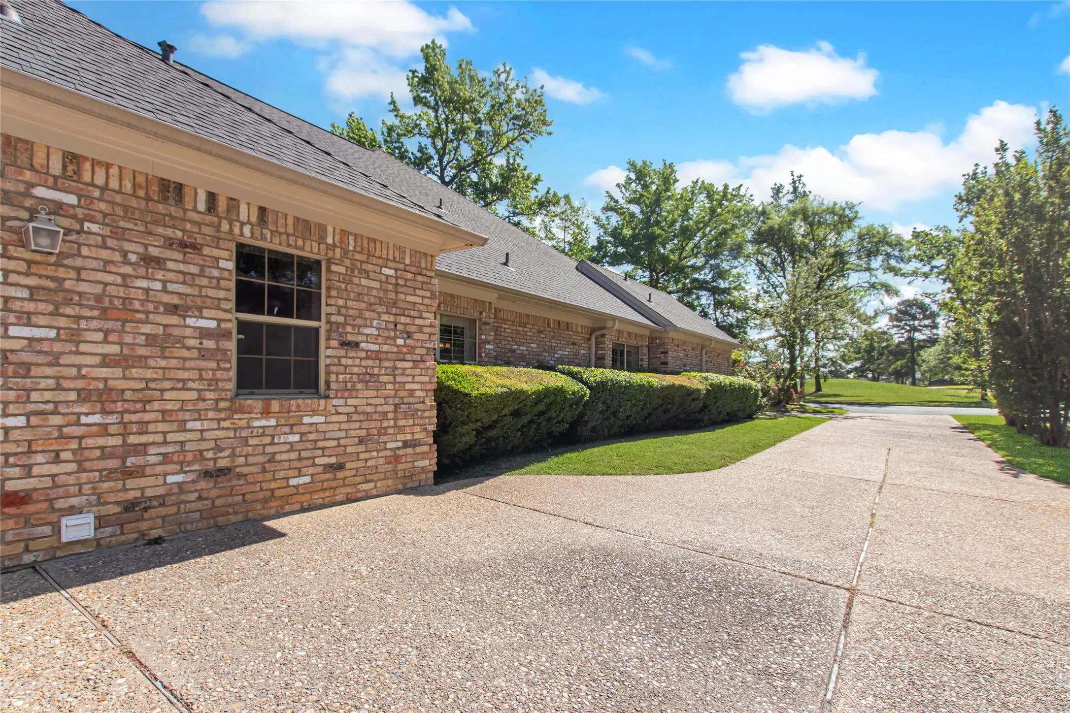 Single Family Residence For Sale in Smith County , 6609 Hollytree Circle, Tyler, Texas 75703, 4 Bedroom, 3 Bathroom, 2 Garage spaces, 3,584 Sqft, built in 1989, Preowned, Price $535,000, mls#21235266, Real Estate Agent in Tyler, Homes For Sale in Smith county, Homes For Sale in Tyler, Realtor in Tyler Texas, Real Estate Brokerage Independent Realty Texas, Luminita Cordes Realtor