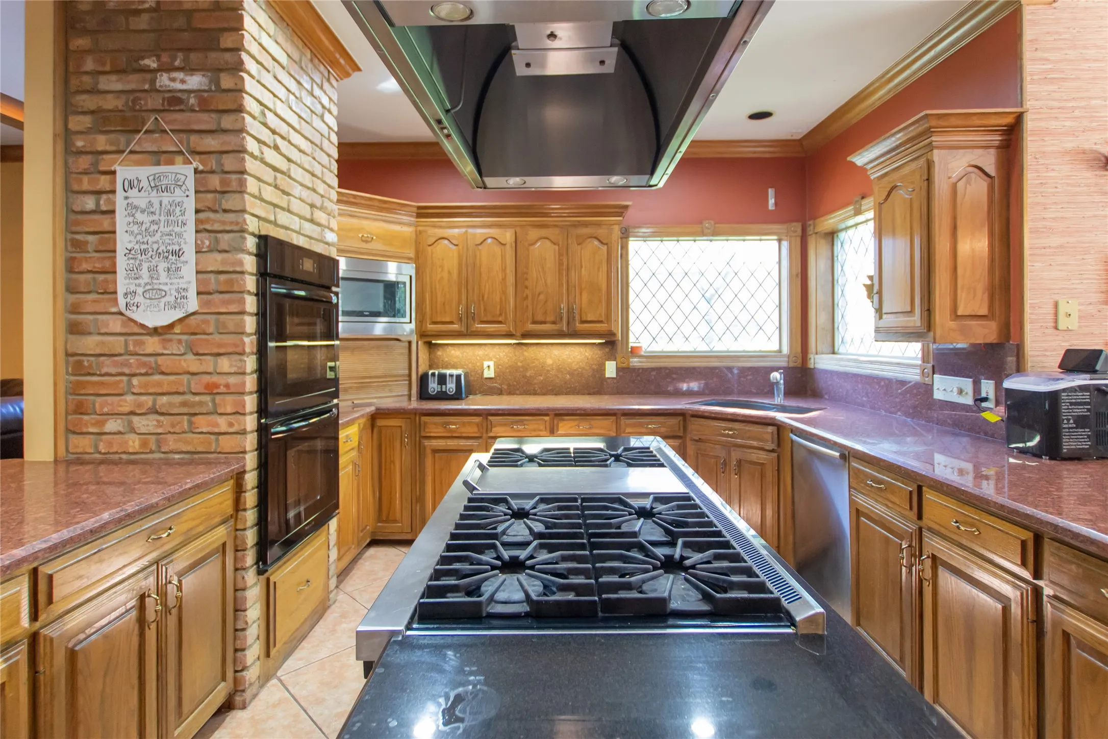 Single Family Residence For Sale in Smith County , 6609 Hollytree Circle, Tyler, Texas 75703, 4 Bedroom, 3 Bathroom, 2 Garage spaces, 3,584 Sqft, built in 1989, Preowned, Price $535,000, mls#21235266, Real Estate Agent in Tyler, Homes For Sale in Smith county, Homes For Sale in Tyler, Realtor in Tyler Texas, Real Estate Brokerage Independent Realty Texas, Luminita Cordes Realtor
