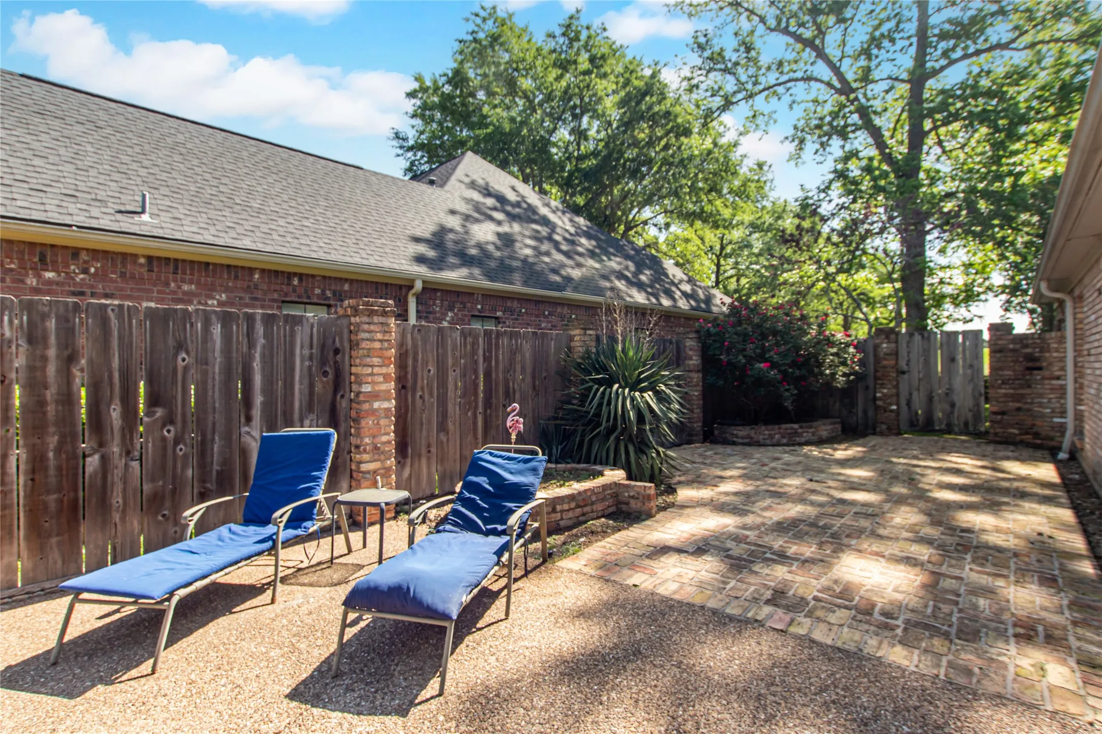Single Family Residence For Sale in Smith County , 6609 Hollytree Circle, Tyler, Texas 75703, 4 Bedroom, 3 Bathroom, 2 Garage spaces, 3,584 Sqft, built in 1989, Preowned, Price $535,000, mls#21235266, Real Estate Agent in Tyler, Homes For Sale in Smith county, Homes For Sale in Tyler, Realtor in Tyler Texas, Real Estate Brokerage Independent Realty Texas, Luminita Cordes Realtor