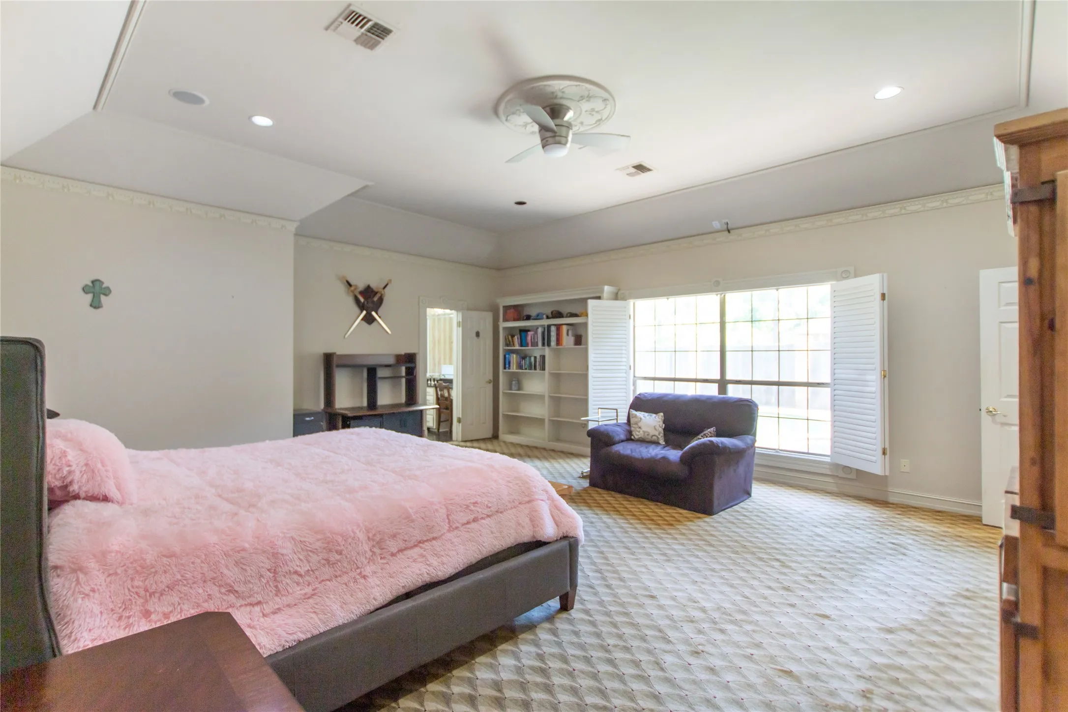 Single Family Residence For Sale in Smith County , 6609 Hollytree Circle, Tyler, Texas 75703, 4 Bedroom, 3 Bathroom, 2 Garage spaces, 3,584 Sqft, built in 1989, Preowned, Price $535,000, mls#21235266, Real Estate Agent in Tyler, Homes For Sale in Smith county, Homes For Sale in Tyler, Realtor in Tyler Texas, Real Estate Brokerage Independent Realty Texas, Luminita Cordes Realtor