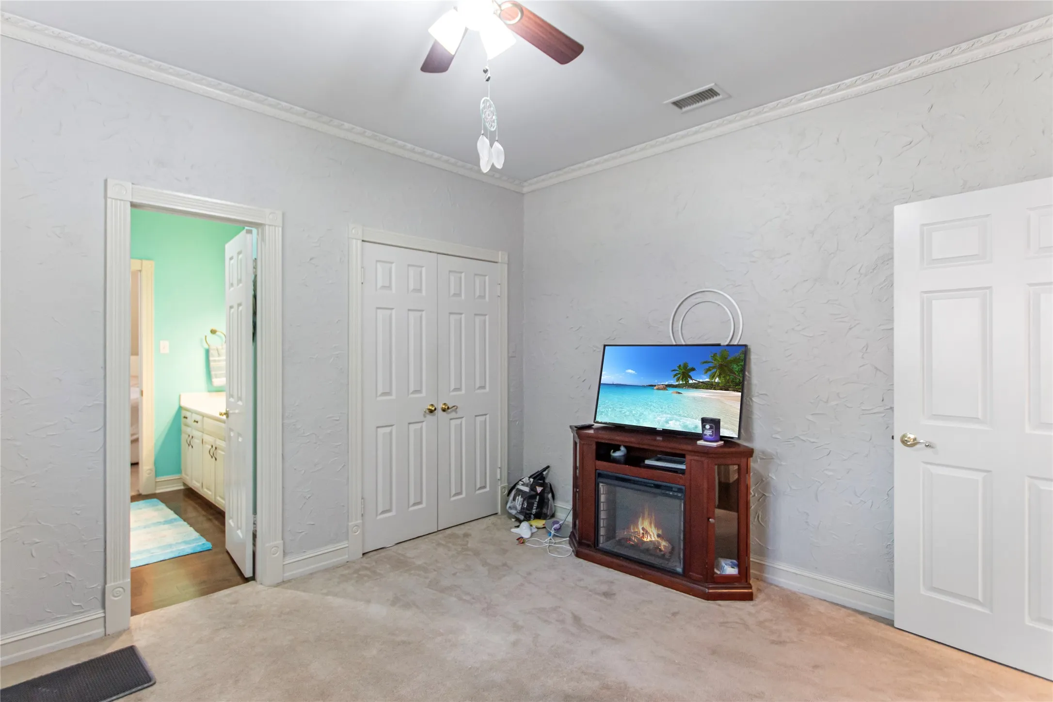 Single Family Residence For Sale in Smith County , 6609 Hollytree Circle, Tyler, Texas 75703, 4 Bedroom, 3 Bathroom, 2 Garage spaces, 3,584 Sqft, built in 1989, Preowned, Price $535,000, mls#21235266, Real Estate Agent in Tyler, Homes For Sale in Smith county, Homes For Sale in Tyler, Realtor in Tyler Texas, Real Estate Brokerage Independent Realty Texas, Luminita Cordes Realtor