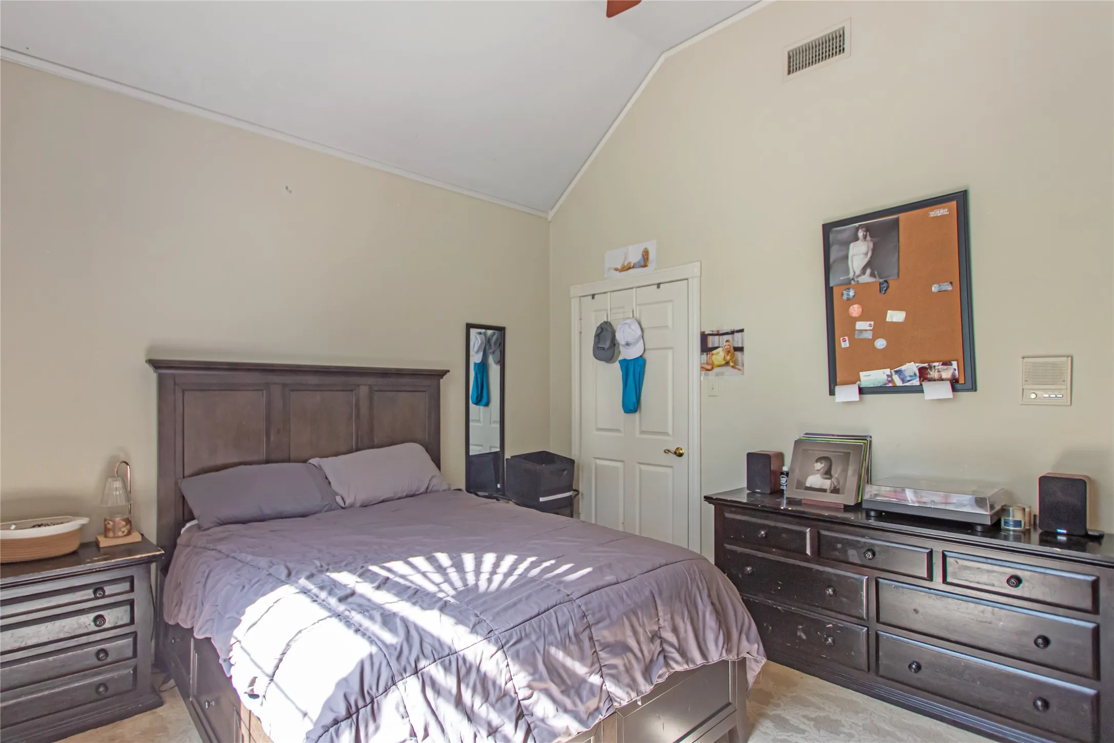 Single Family Residence For Sale in Smith County , 6609 Hollytree Circle, Tyler, Texas 75703, 4 Bedroom, 3 Bathroom, 2 Garage spaces, 3,584 Sqft, built in 1989, Preowned, Price $535,000, mls#21235266, Real Estate Agent in Tyler, Homes For Sale in Smith county, Homes For Sale in Tyler, Realtor in Tyler Texas, Real Estate Brokerage Independent Realty Texas, Luminita Cordes Realtor