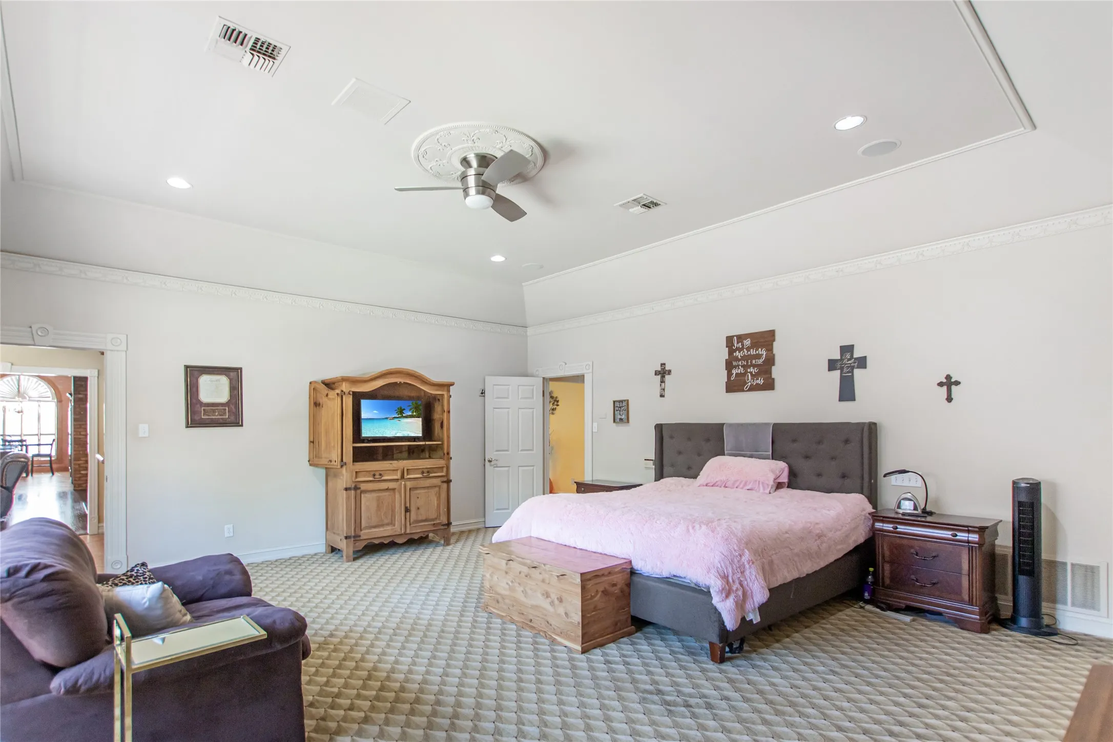 Single Family Residence For Sale in Smith County , 6609 Hollytree Circle, Tyler, Texas 75703, 4 Bedroom, 3 Bathroom, 2 Garage spaces, 3,584 Sqft, built in 1989, Preowned, Price $535,000, mls#21235266, Real Estate Agent in Tyler, Homes For Sale in Smith county, Homes For Sale in Tyler, Realtor in Tyler Texas, Real Estate Brokerage Independent Realty Texas, Luminita Cordes Realtor