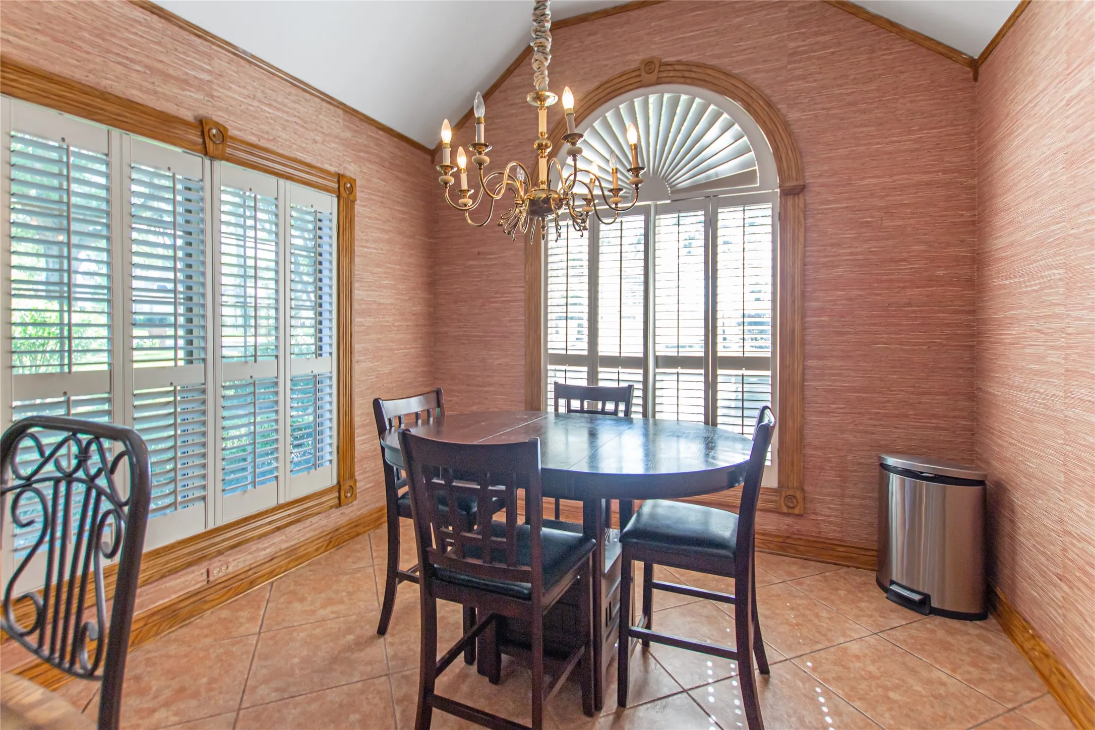 Single Family Residence For Sale in Smith County , 6609 Hollytree Circle, Tyler, Texas 75703, 4 Bedroom, 3 Bathroom, 2 Garage spaces, 3,584 Sqft, built in 1989, Preowned, Price $535,000, mls#21235266, Real Estate Agent in Tyler, Homes For Sale in Smith county, Homes For Sale in Tyler, Realtor in Tyler Texas, Real Estate Brokerage Independent Realty Texas, Luminita Cordes Realtor