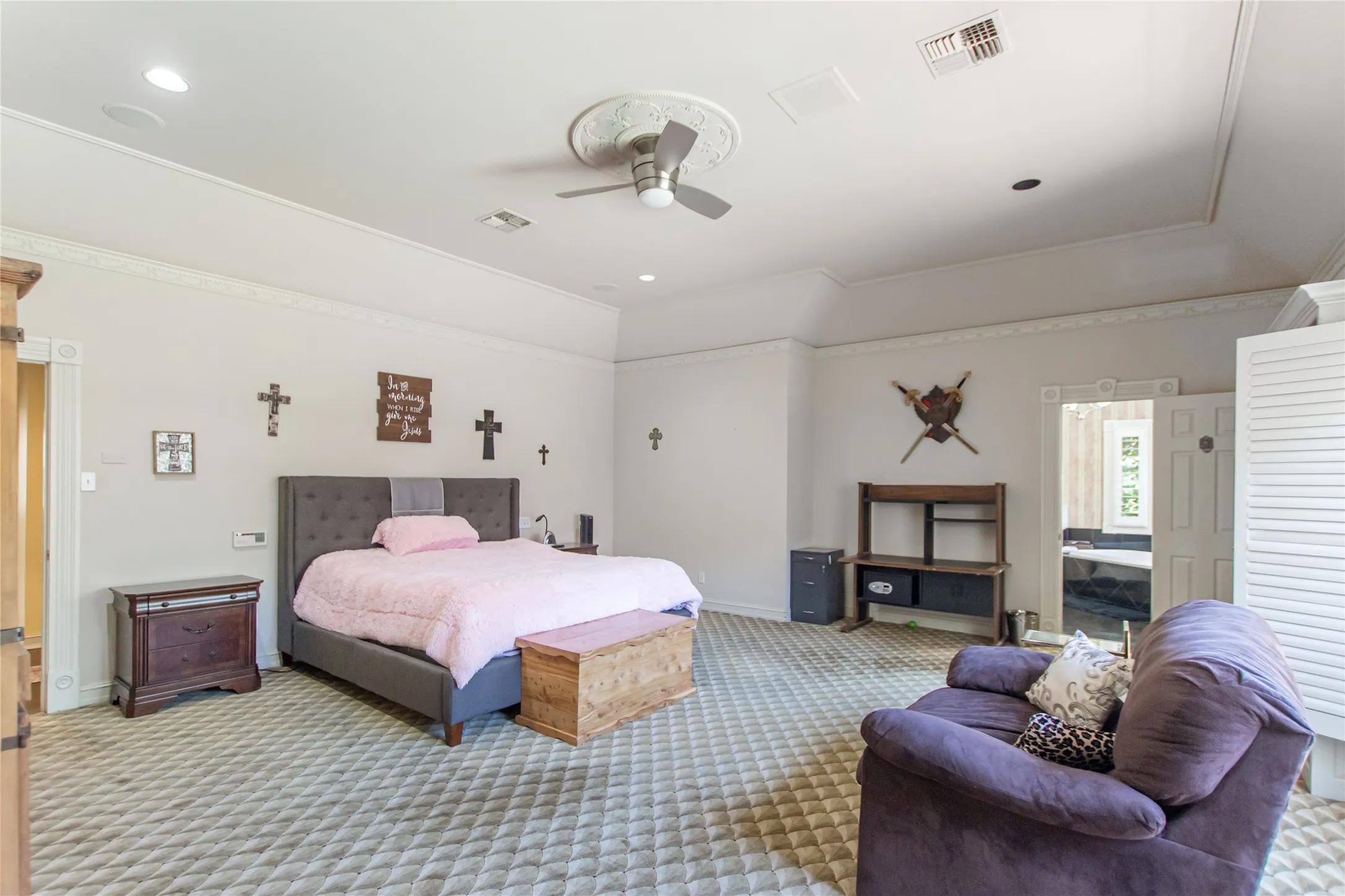 Single Family Residence For Sale in Smith County , 6609 Hollytree Circle, Tyler, Texas 75703, 4 Bedroom, 3 Bathroom, 2 Garage spaces, 3,584 Sqft, built in 1989, Preowned, Price $535,000, mls#21235266, Real Estate Agent in Tyler, Homes For Sale in Smith county, Homes For Sale in Tyler, Realtor in Tyler Texas, Real Estate Brokerage Independent Realty Texas, Luminita Cordes Realtor