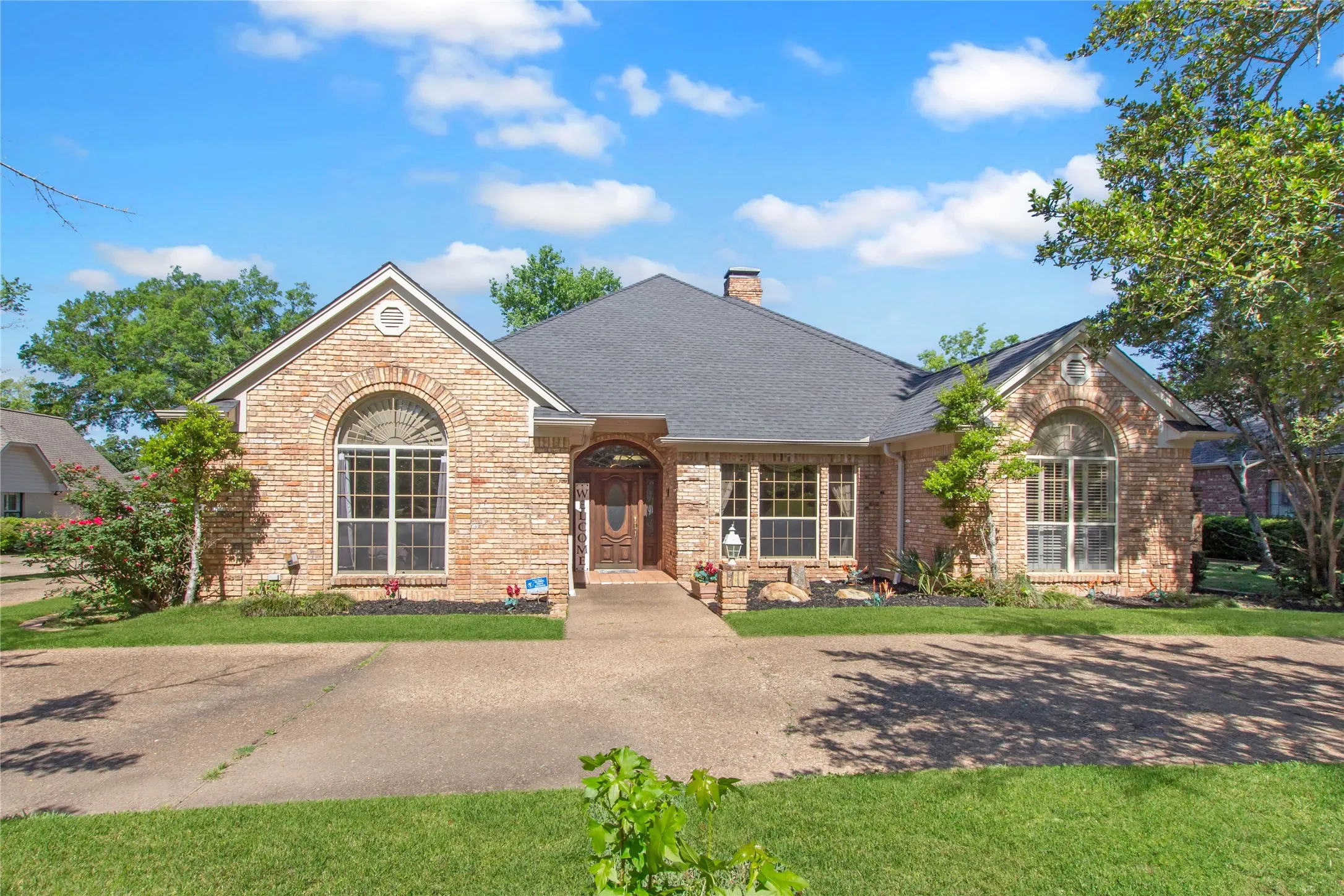 Single Family Residence For Sale in Smith County , 6609 Hollytree Circle, Tyler, Texas 75703, 4 Bedroom, 3 Bathroom, 2 Garage spaces, 3,584 Sqft, built in 1989, Preowned, Price $535,000, mls#21235266, Real Estate Agent in Tyler, Homes For Sale in Smith county, Homes For Sale in Tyler, Realtor in Tyler Texas, Real Estate Brokerage Independent Realty Texas, Luminita Cordes Realtor