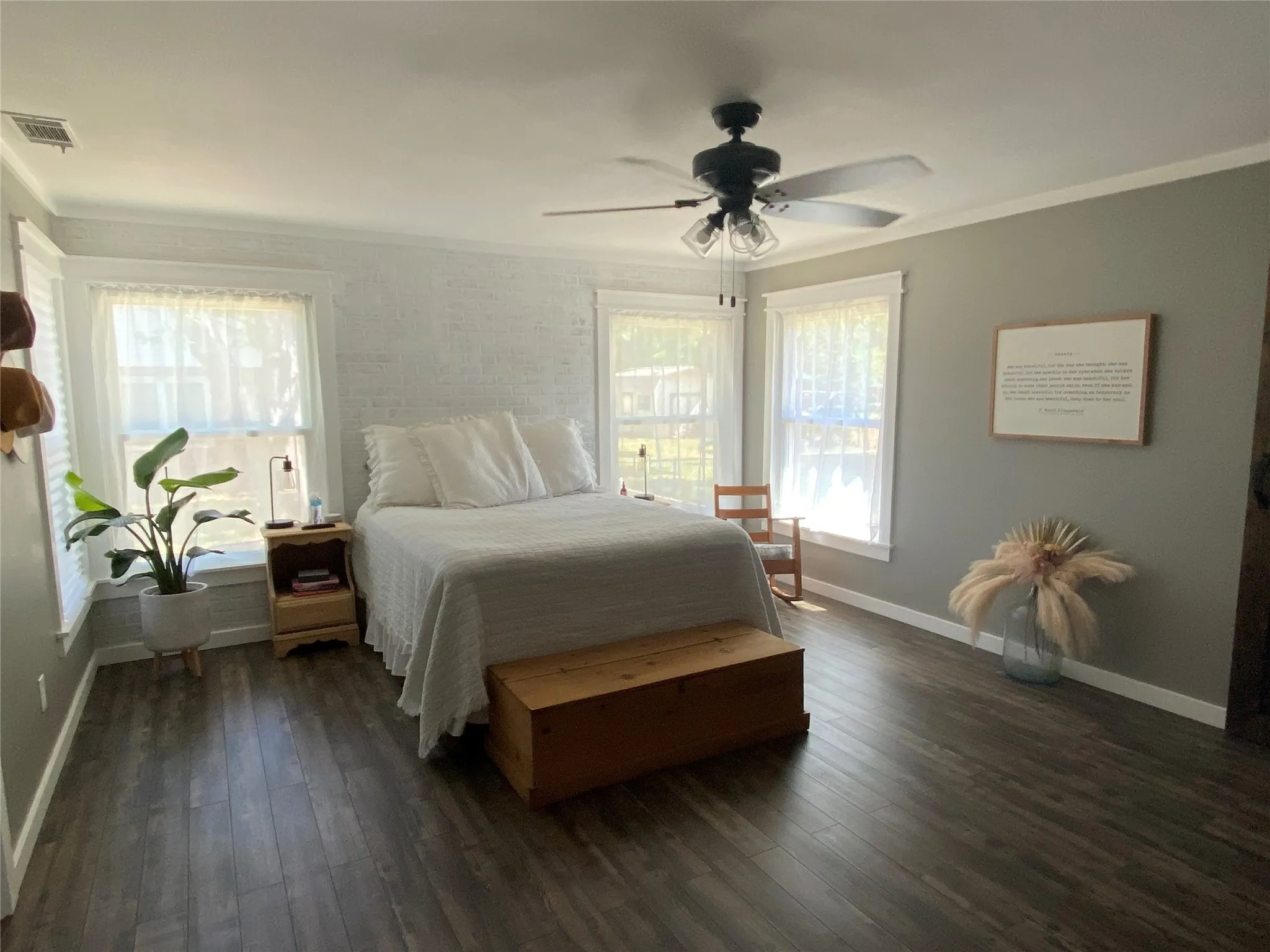Single Family Residence For Sale in Hill County , 907 N Magnolia Avenue, Hubbard, Texas 76648, 2 Bedroom, 1 Bathroom, 1 Garage spaces, 1,324 Sqft, built in 1951, Preowned, mls#21235931, Real Estate Agent in Hubbard, Homes For Sale in Hill county, Homes For Sale in Hubbard, Realtor in Hubbard Texas, Real Estate Brokerage Independent Realty Texas, Luminita Cordes Realtor