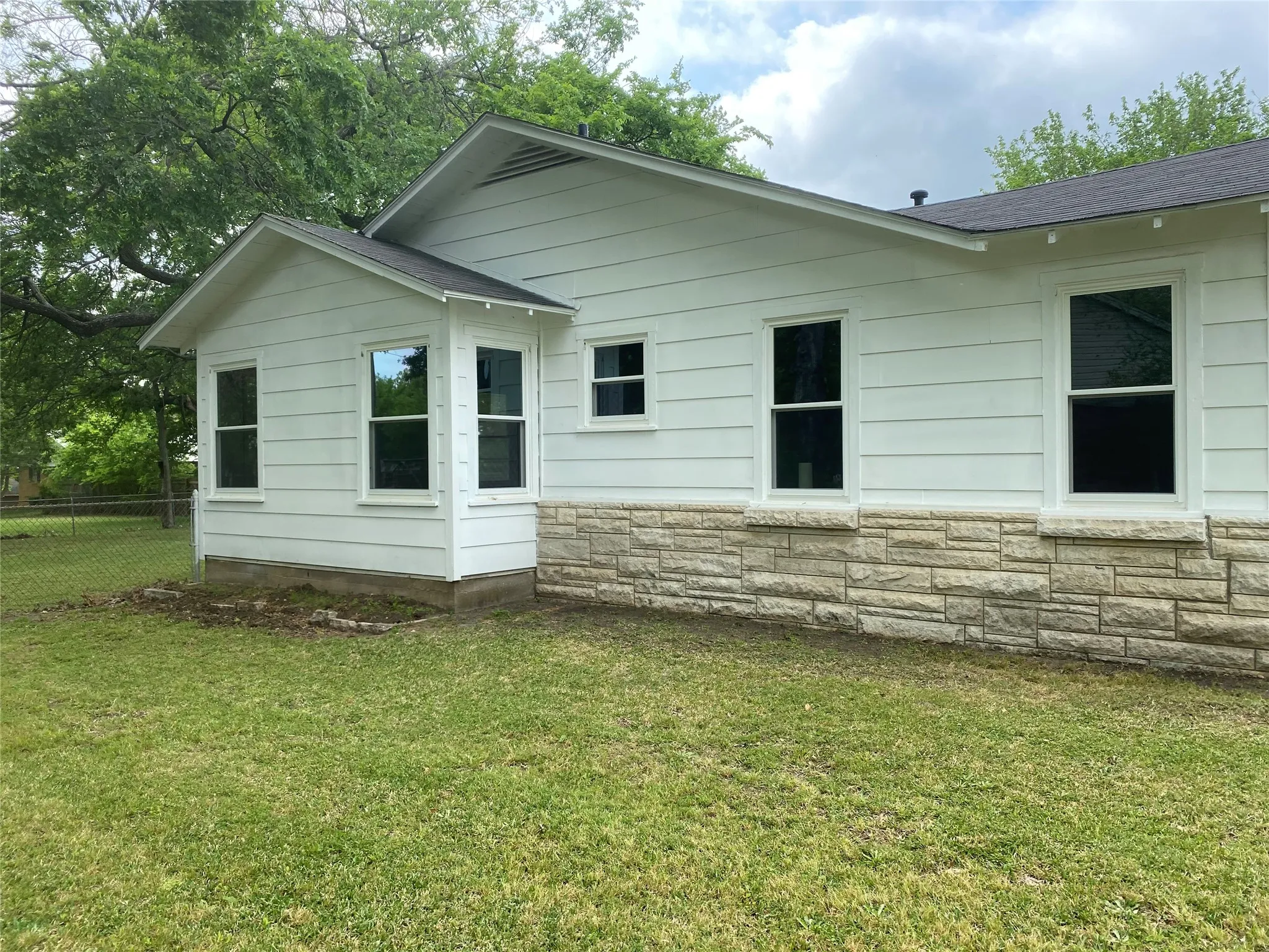 Single Family Residence For Sale in Hill County , 907 N Magnolia Avenue, Hubbard, Texas 76648, 2 Bedroom, 1 Bathroom, 1 Garage spaces, 1,324 Sqft, built in 1951, Preowned, mls#21235931, Real Estate Agent in Hubbard, Homes For Sale in Hill county, Homes For Sale in Hubbard, Realtor in Hubbard Texas, Real Estate Brokerage Independent Realty Texas, Luminita Cordes Realtor