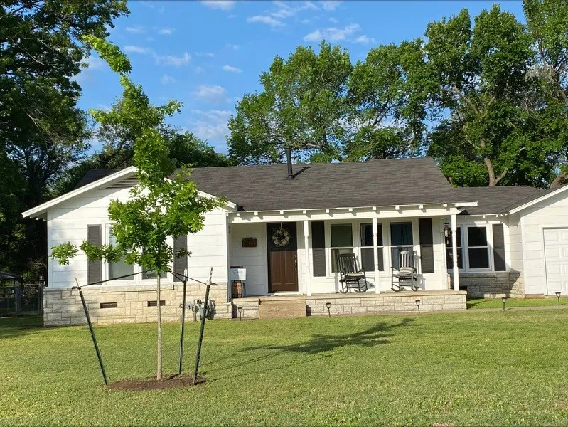 Single Family Residence For Sale in Hill County , 907 N Magnolia Avenue, Hubbard, Texas 76648, 2 Bedroom, 1 Bathroom, 1 Garage spaces, 1,324 Sqft, built in 1951, Preowned, mls#21235931, Real Estate Agent in Hubbard, Homes For Sale in Hill county, Homes For Sale in Hubbard, Realtor in Hubbard Texas, Real Estate Brokerage Independent Realty Texas, Luminita Cordes Realtor