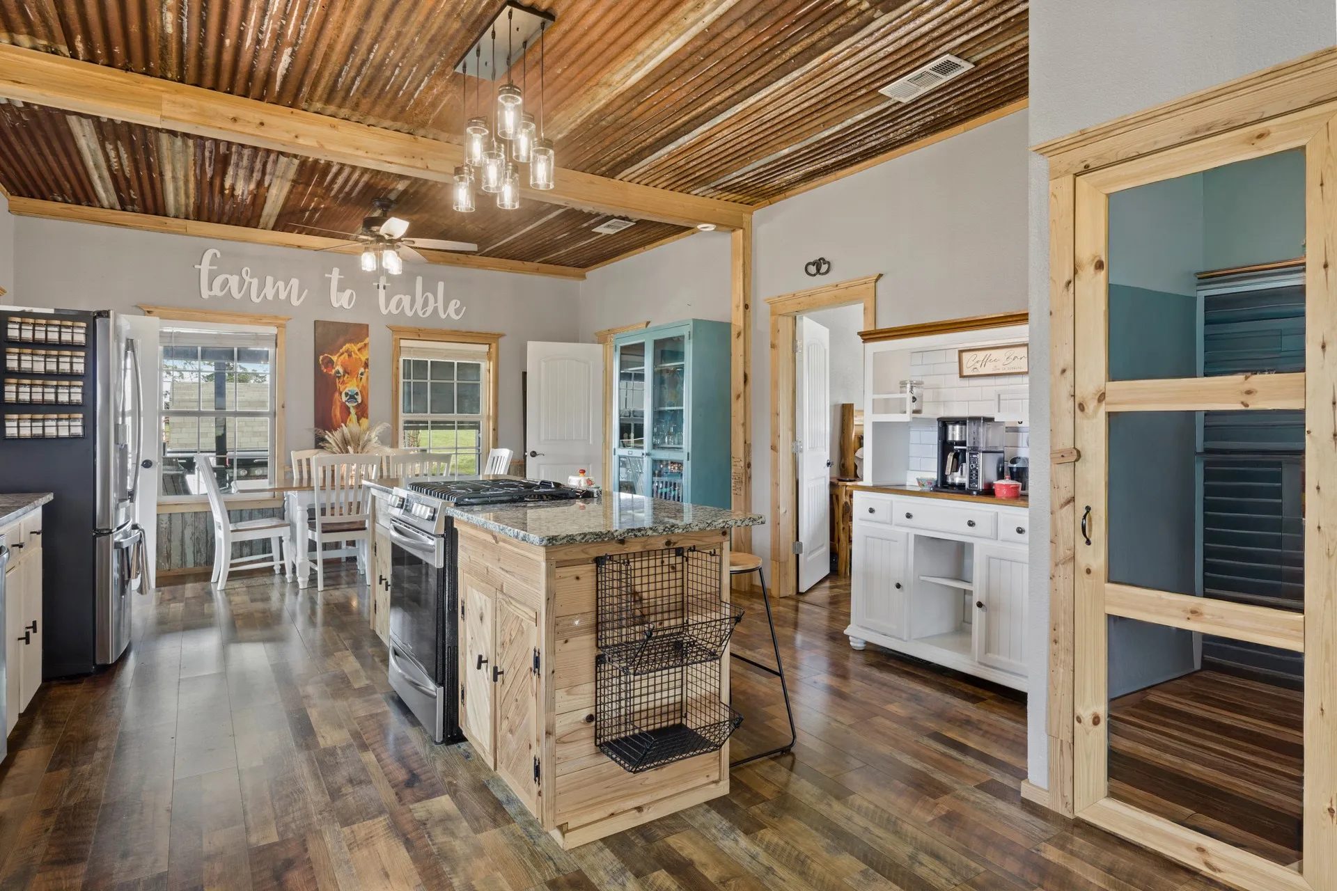 In this picture the goods in the pantry have been photoshopped out.