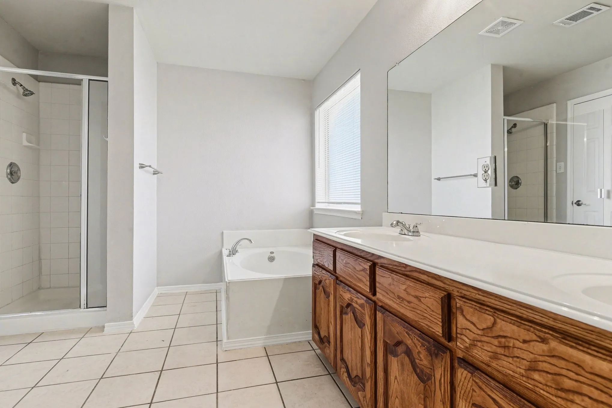 Single Family Residence For Sale in Rockwall County , 2781 Avery Drive, Rockwall, Texas 75032, 4 Bedroom, 2 Bathroom, 2 Garage spaces, 2,225 Sqft, built in 2006, mls#21232247, Real Estate Agent in Rockwall, Homes For Sale in Rockwall county, Homes For Sale in Rockwall, Realtor in Rockwall Texas, Real Estate Brokerage Independent Realty Texas, Luminita Cordes Realtor