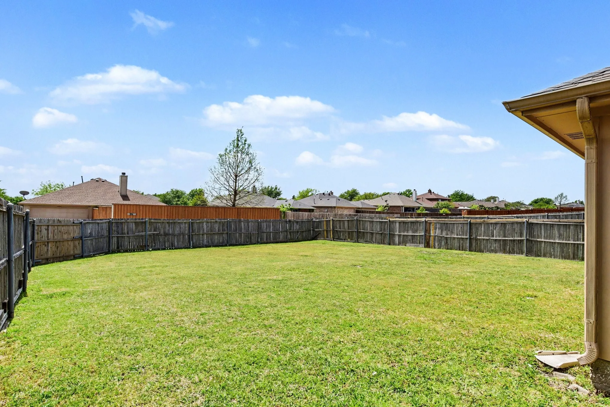Single Family Residence For Sale in Rockwall County , 2781 Avery Drive, Rockwall, Texas 75032, 4 Bedroom, 2 Bathroom, 2 Garage spaces, 2,225 Sqft, built in 2006, mls#21232247, Real Estate Agent in Rockwall, Homes For Sale in Rockwall county, Homes For Sale in Rockwall, Realtor in Rockwall Texas, Real Estate Brokerage Independent Realty Texas, Luminita Cordes Realtor