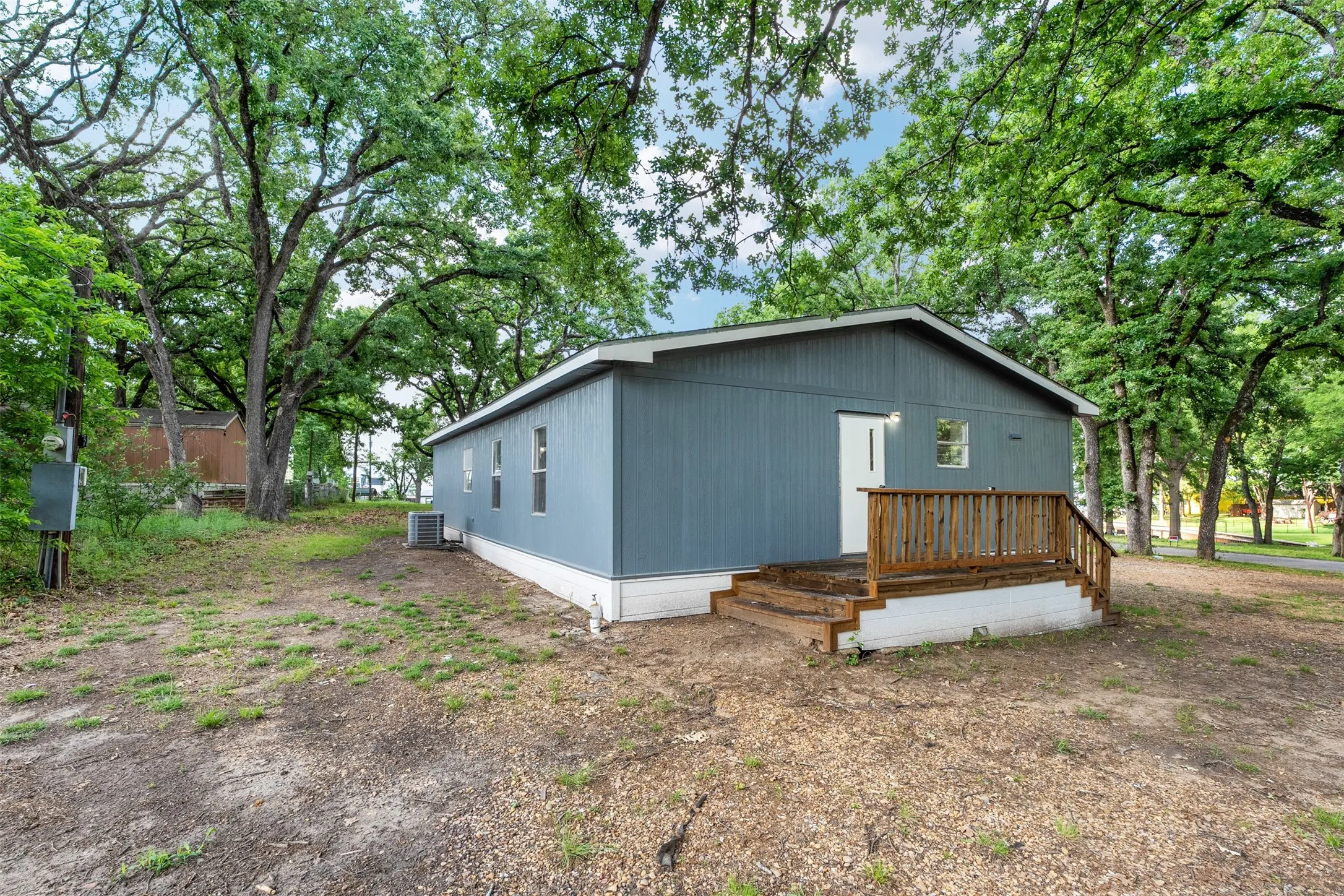 Manufactured Home For Sale in Henderson County , 102 Lakewood Drive, Mabank, Texas 75156, 3 Bedroom, 2 Bathroom, Garage spaces, 1,472 Sqft, built in 1999, Preowned, mls#21236130, Real Estate Agent in Mabank, Homes For Sale in Henderson county, Homes For Sale in Mabank, Realtor in Mabank Texas, Real Estate Brokerage Independent Realty Texas, Luminita Cordes Realtor