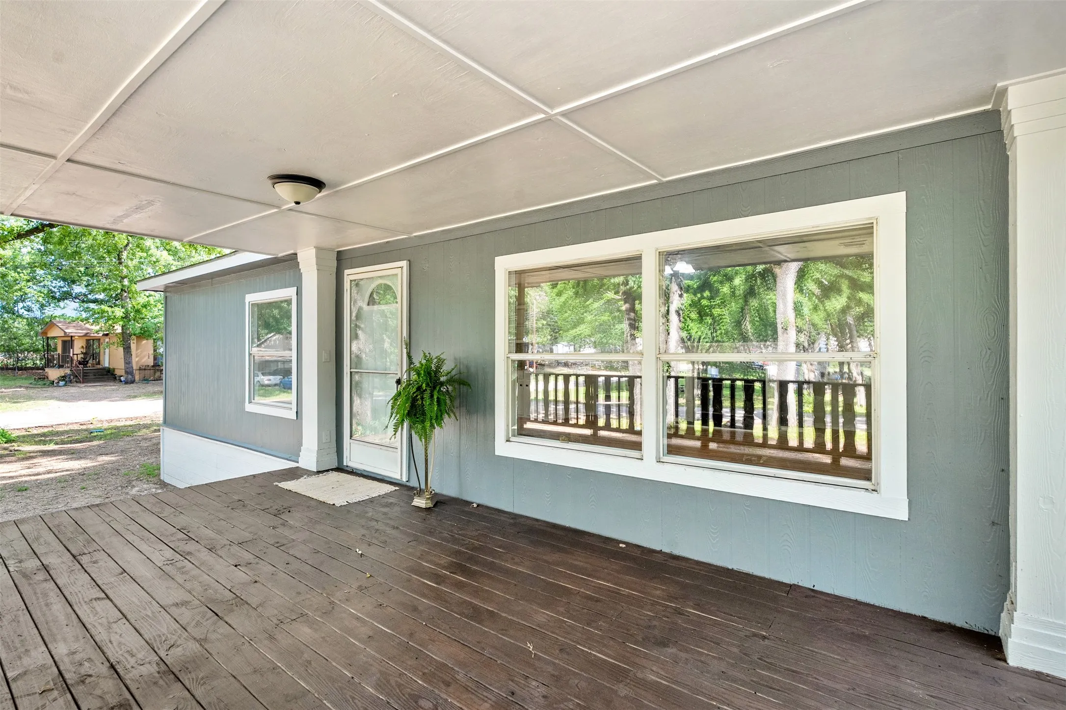 Manufactured Home For Sale in Henderson County , 102 Lakewood Drive, Mabank, Texas 75156, 3 Bedroom, 2 Bathroom, Garage spaces, 1,472 Sqft, built in 1999, Preowned, mls#21236130, Real Estate Agent in Mabank, Homes For Sale in Henderson county, Homes For Sale in Mabank, Realtor in Mabank Texas, Real Estate Brokerage Independent Realty Texas, Luminita Cordes Realtor
