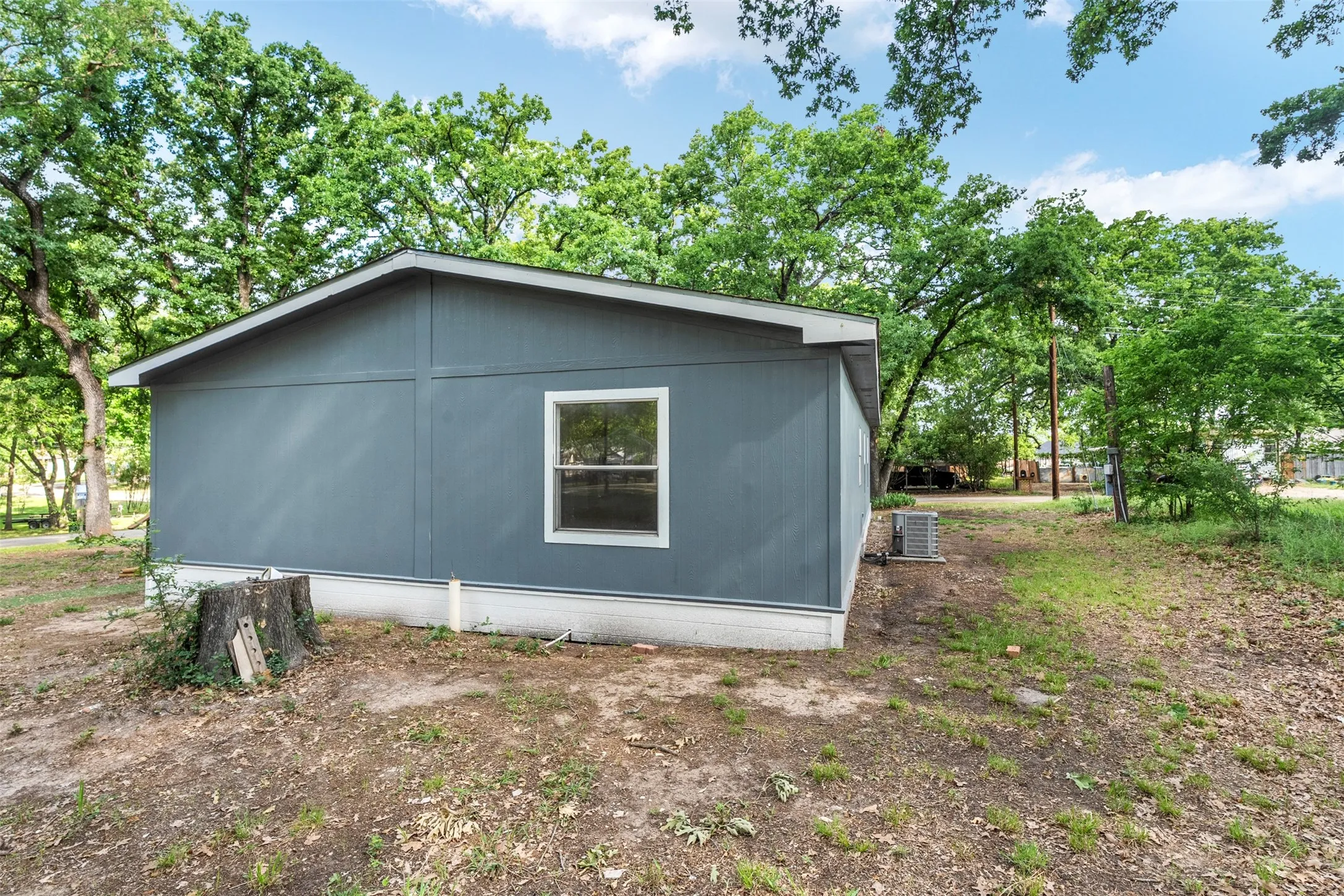 Manufactured Home For Sale in Henderson County , 102 Lakewood Drive, Mabank, Texas 75156, 3 Bedroom, 2 Bathroom, Garage spaces, 1,472 Sqft, built in 1999, Preowned, mls#21236130, Real Estate Agent in Mabank, Homes For Sale in Henderson county, Homes For Sale in Mabank, Realtor in Mabank Texas, Real Estate Brokerage Independent Realty Texas, Luminita Cordes Realtor
