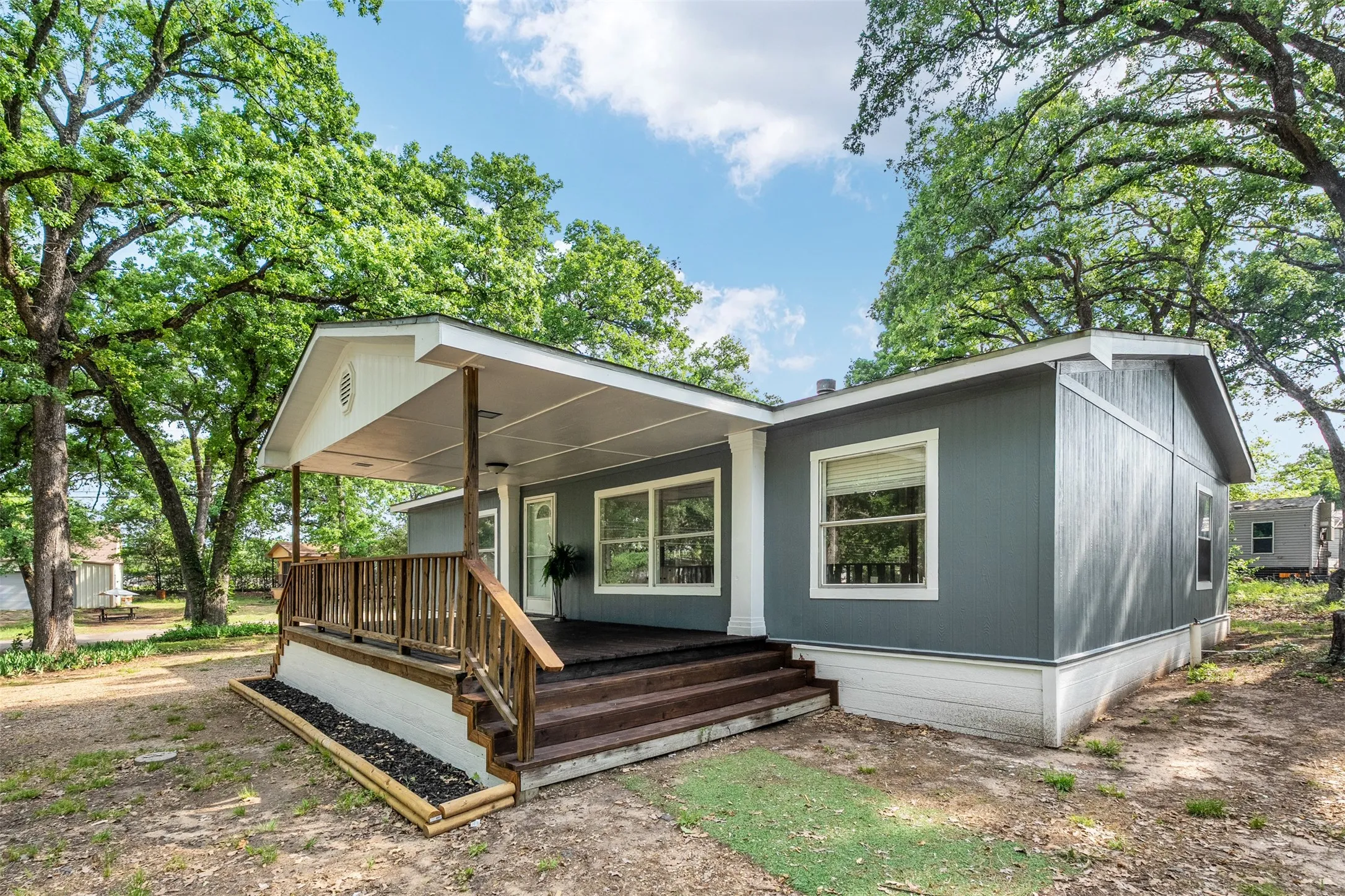 Manufactured Home For Sale in Henderson County , 102 Lakewood Drive, Mabank, Texas 75156, 3 Bedroom, 2 Bathroom, Garage spaces, 1,472 Sqft, built in 1999, Preowned, mls#21236130, Real Estate Agent in Mabank, Homes For Sale in Henderson county, Homes For Sale in Mabank, Realtor in Mabank Texas, Real Estate Brokerage Independent Realty Texas, Luminita Cordes Realtor
