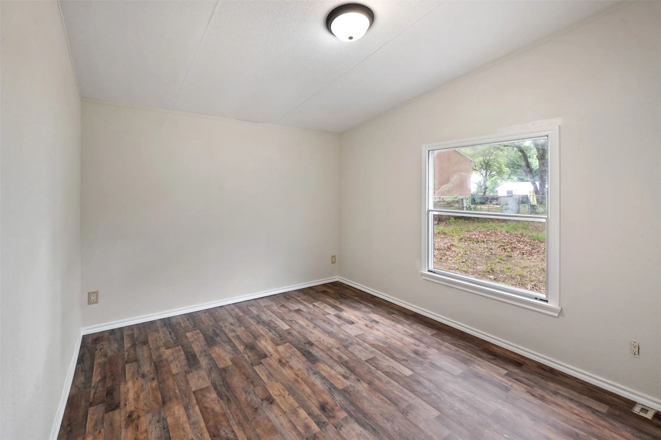 Manufactured Home For Sale in Henderson County , 102 Lakewood Drive, Mabank, Texas 75156, 3 Bedroom, 2 Bathroom, Garage spaces, 1,472 Sqft, built in 1999, Preowned, mls#21236130, Real Estate Agent in Mabank, Homes For Sale in Henderson county, Homes For Sale in Mabank, Realtor in Mabank Texas, Real Estate Brokerage Independent Realty Texas, Luminita Cordes Realtor