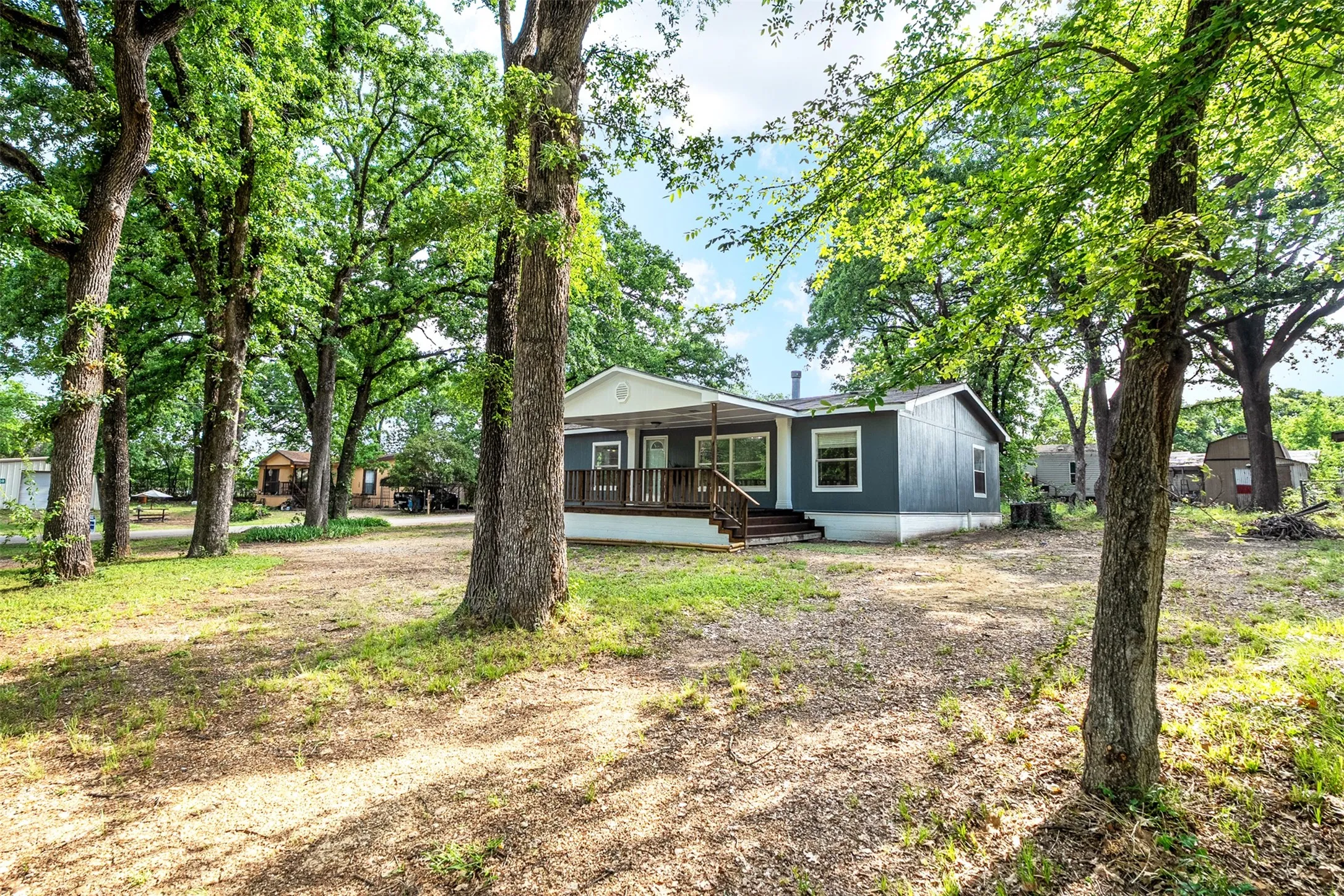 Manufactured Home For Sale in Henderson County , 102 Lakewood Drive, Mabank, Texas 75156, 3 Bedroom, 2 Bathroom, Garage spaces, 1,472 Sqft, built in 1999, Preowned, mls#21236130, Real Estate Agent in Mabank, Homes For Sale in Henderson county, Homes For Sale in Mabank, Realtor in Mabank Texas, Real Estate Brokerage Independent Realty Texas, Luminita Cordes Realtor